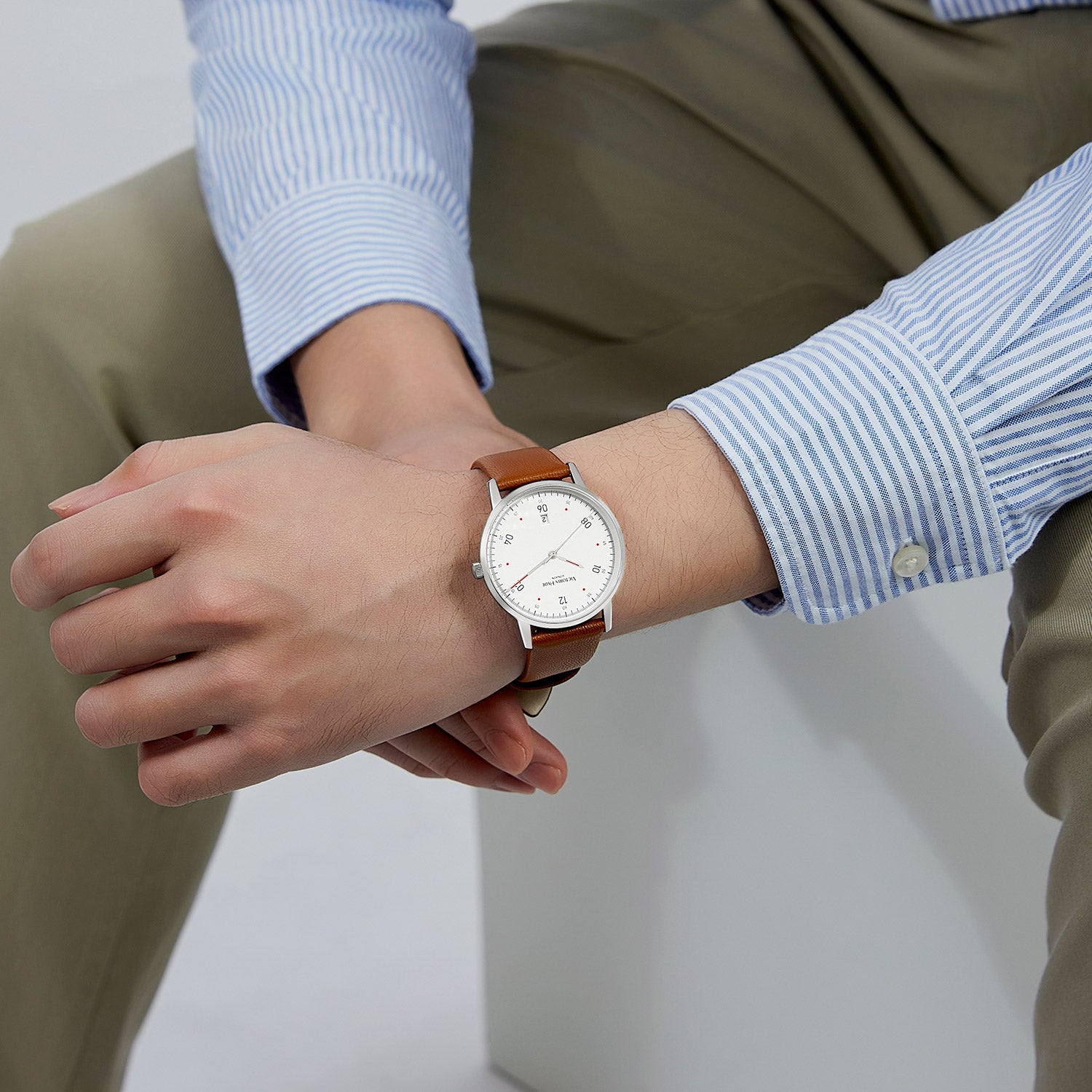 Victoria Hyde London Orton men's watch, silver eco-friendly copper case 39mm, sand-effect dial, brown apple leather strap, quartz movement, 3ATM.