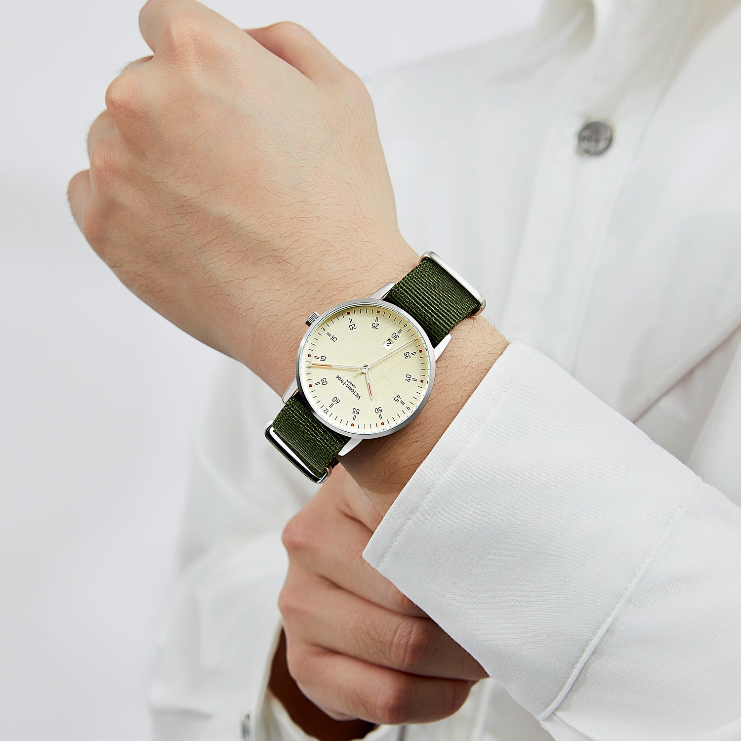 Victoria Hyde London Orton men’s watch – silver copper case 39mm, beige sand-effect dial, dark green nylon strap, quartz movement, 3ATM water resistant.