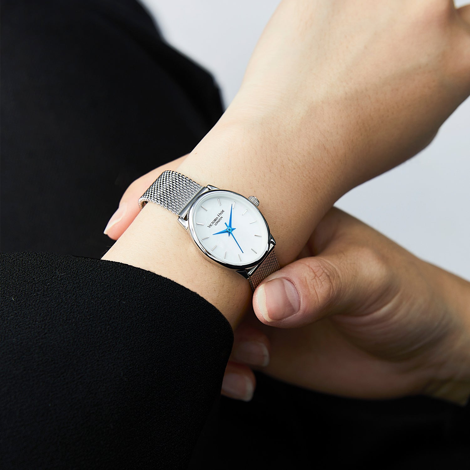 Edith Watch Elegant women's watch with eco-friendly copper alloy case in 22 x 27 x 7.5mm