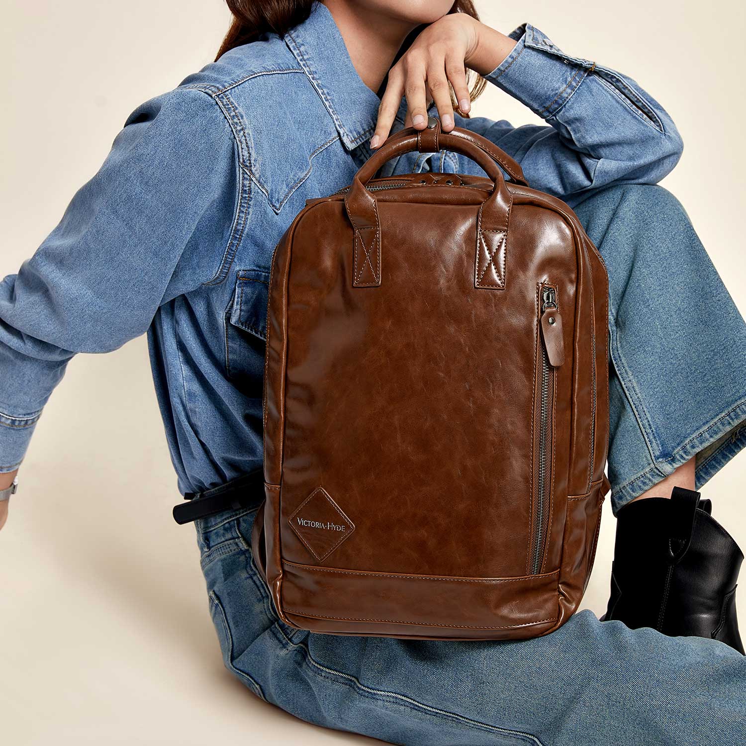 Victoria Hyde London Cowboy backpack – faux leather laptop backpack for work &amp; daily use, padded 15" compartment, PU leather, 27x39x16 cm, 0.96 kg.