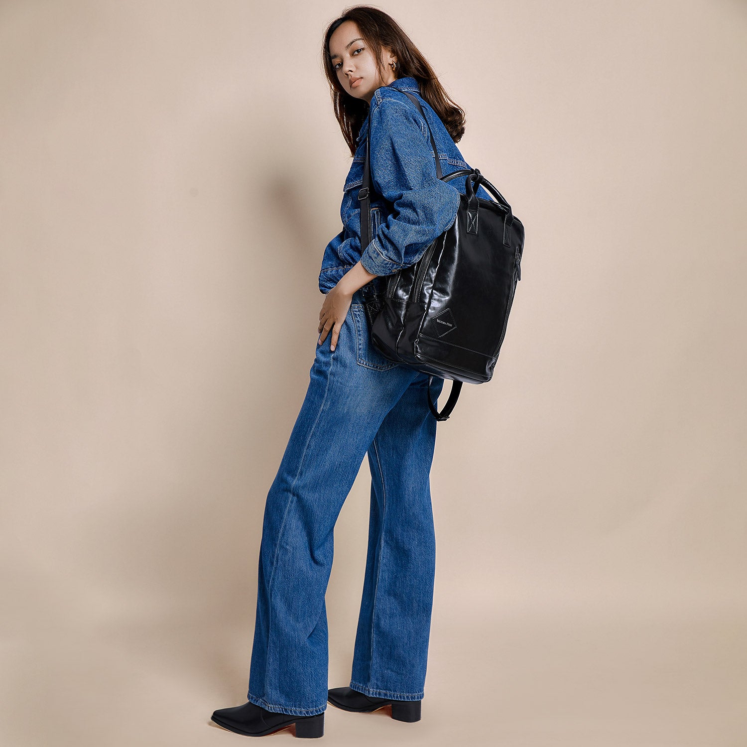 Victoria Hyde London Cowboy backpack – PU leather, padded 15" laptop compartment, multiple pockets, minimalist work bag, 27x39x16 cm, 0.96 kg.