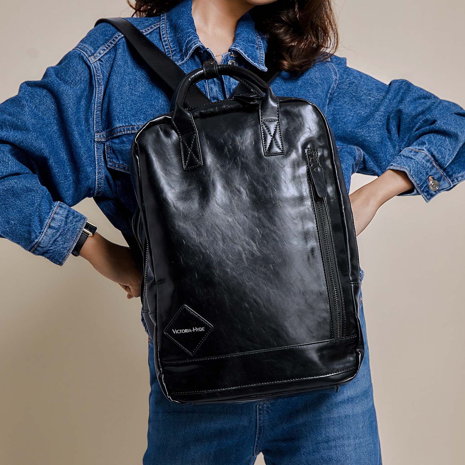 Victoria Hyde London Cowboy backpack – PU leather, padded 15" laptop compartment, multiple pockets, minimalist work bag, 27x39x16 cm, 0.96 kg.