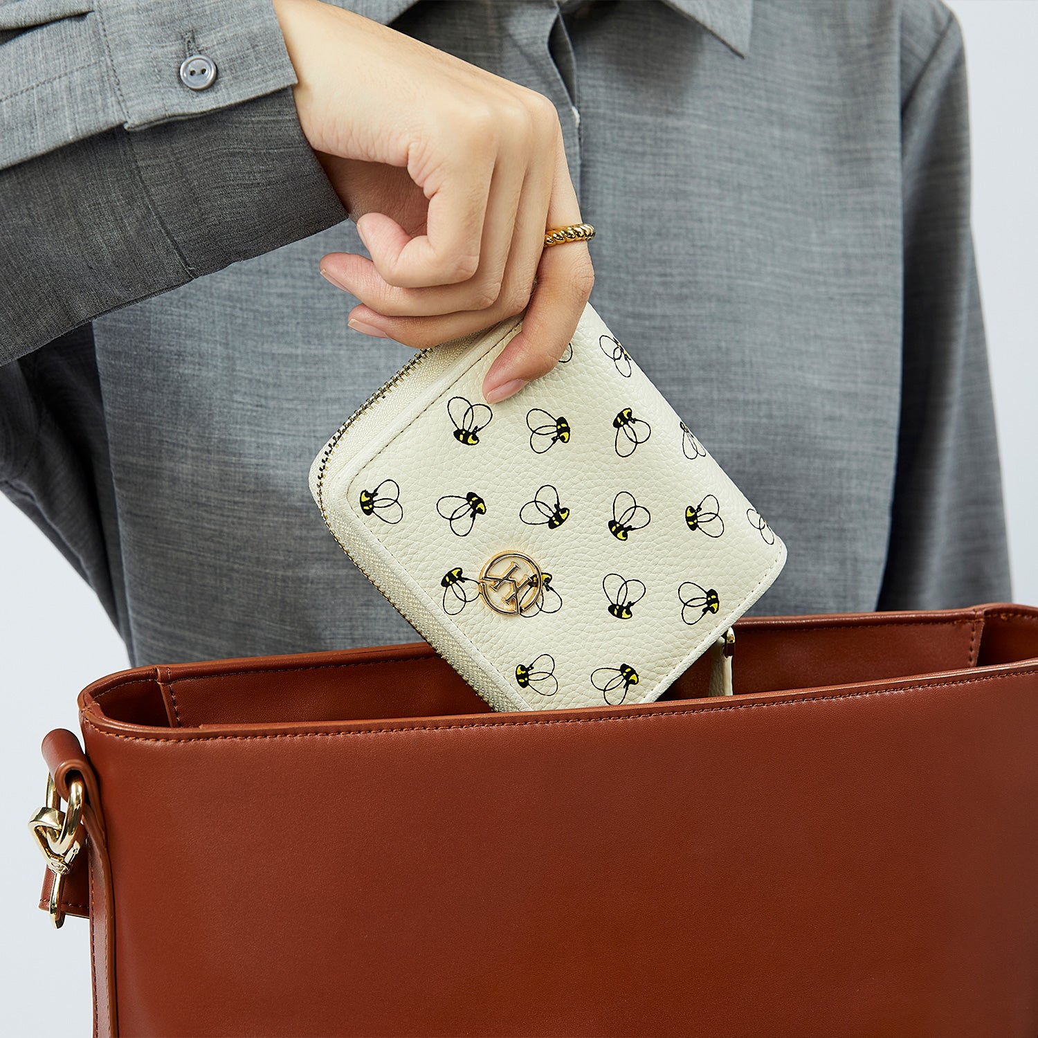 Victoria Hyde Avila white wallet with bee pattern – slim cowhide leather, card slots, bill compartment, zippered coin pocket, light gold hardware, 11.7x10x3.5 cm.