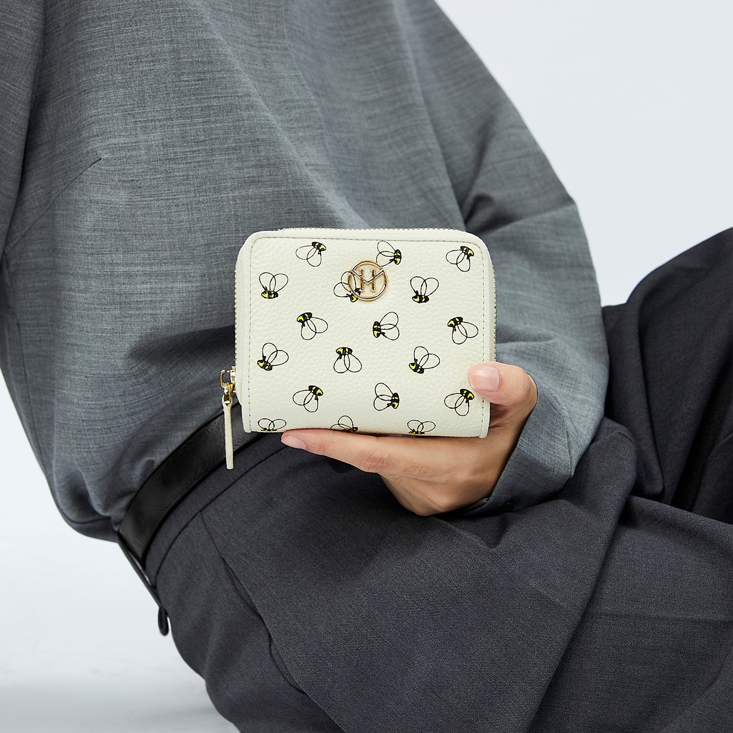 Victoria Hyde Avila white wallet with bee pattern – slim cowhide leather, card slots, bill compartment, zippered coin pocket, light gold hardware, 11.7x10x3.5 cm.