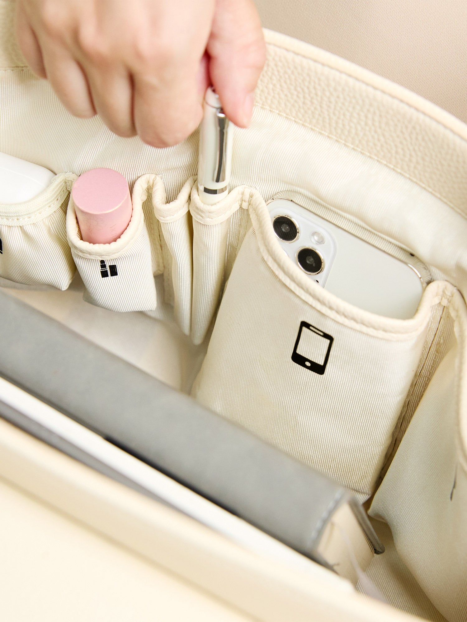 Victoria Hyde Jolene Small White new work bag – pure elegance, tablet compartment for 12.9", vegan leather, water-repellent, perfect for professional women.