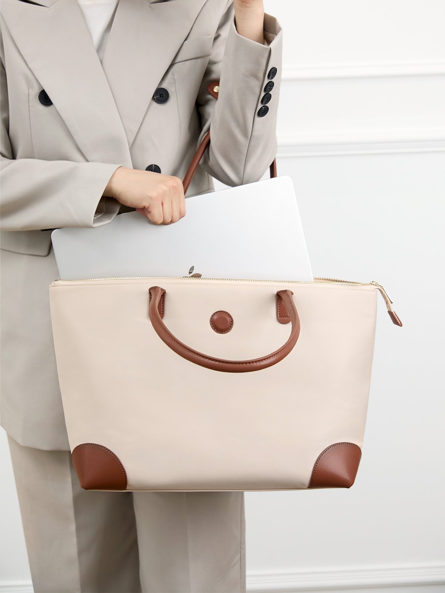 Victoria Hyde Eva Apricot work bag – lightweight, durable nylon, laptop/tablet compartment, smart organizer, removable cosmetic pouch, water-repellent, vegan. Ideal for professional women.
