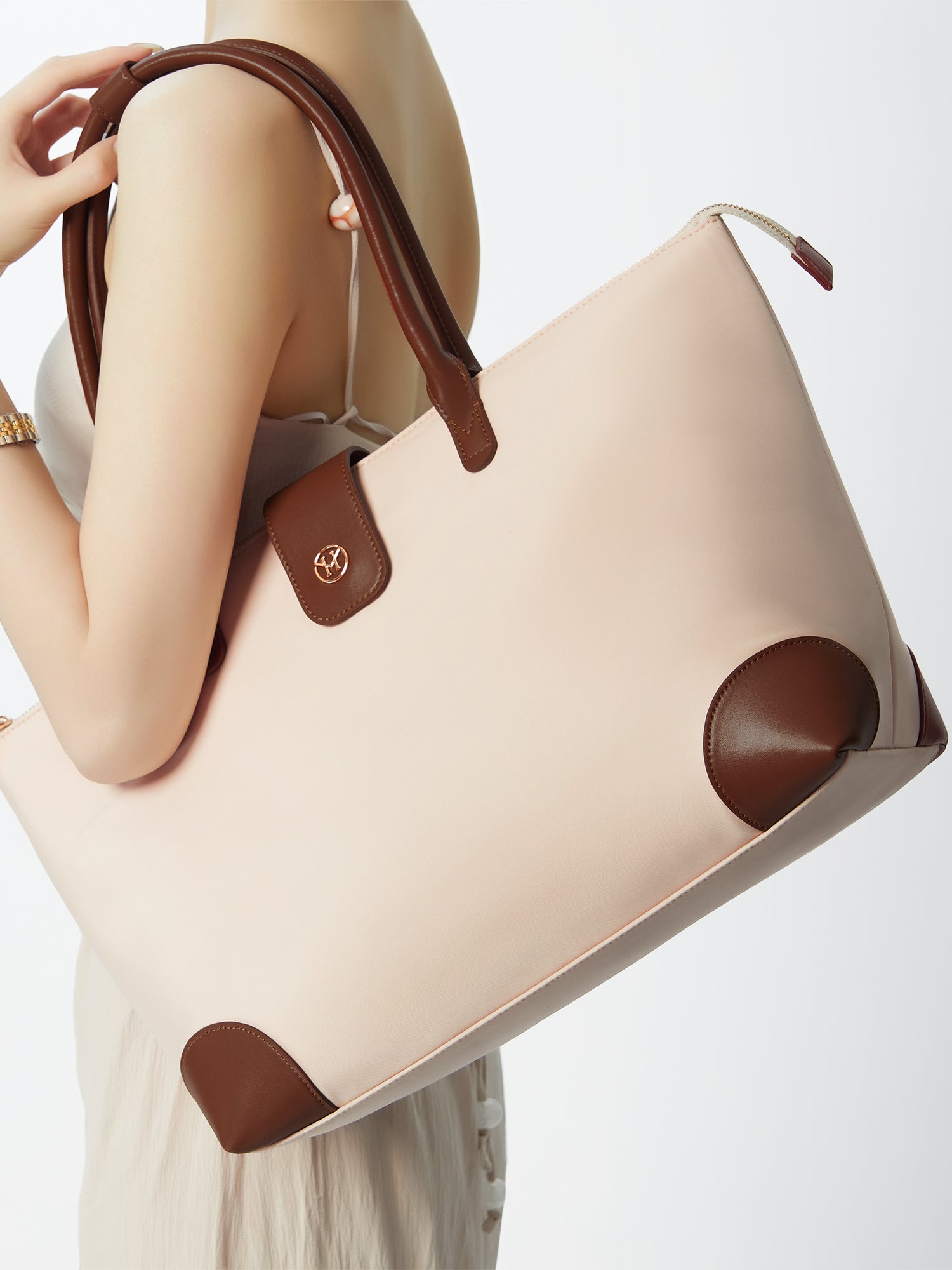 Victoria Hyde Eva Apricot work bag – lightweight, durable nylon, laptop/tablet compartment, smart organizer, removable cosmetic pouch, water-repellent, vegan. Ideal for professional women.