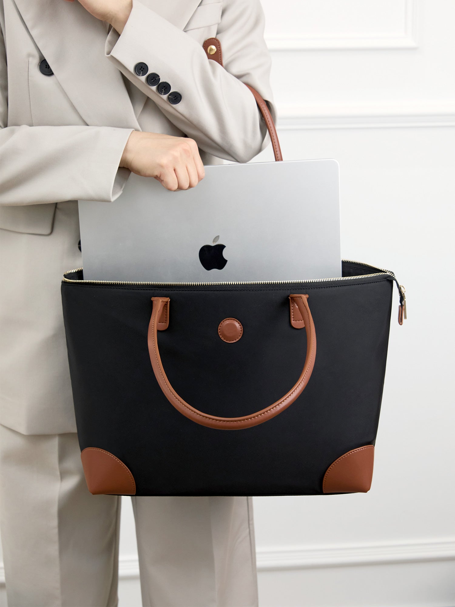 Victoria Hyde Eva Black new work bag – lightweight nylon, laptop/tablet compartment, smart organizer, vegan, water-repellent, scratch-resistant. Ideal for professional women.