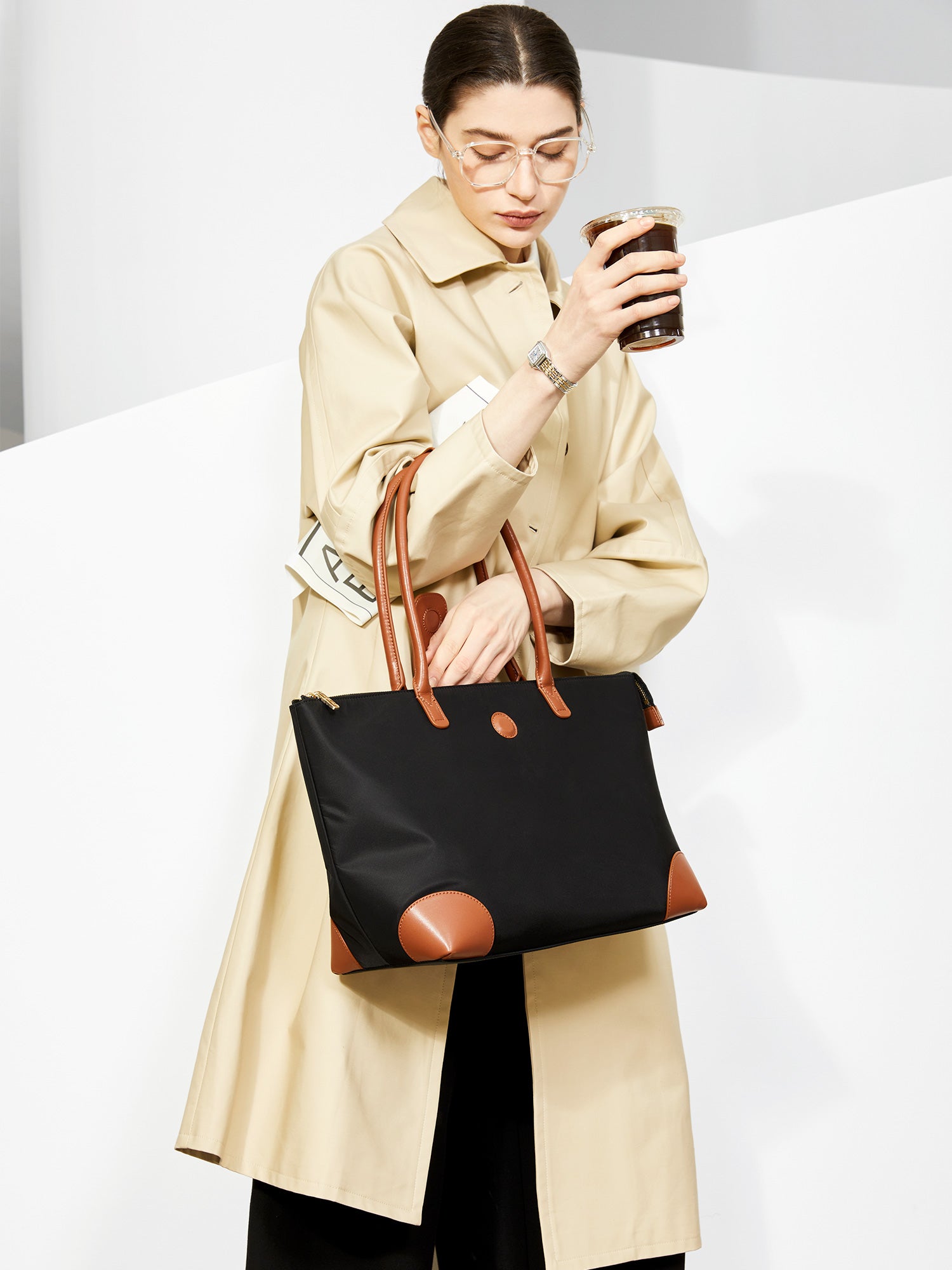 Victoria Hyde Eva Black new work bag – lightweight nylon, laptop/tablet compartment, smart organizer, vegan, water-repellent, scratch-resistant. Ideal for professional women.