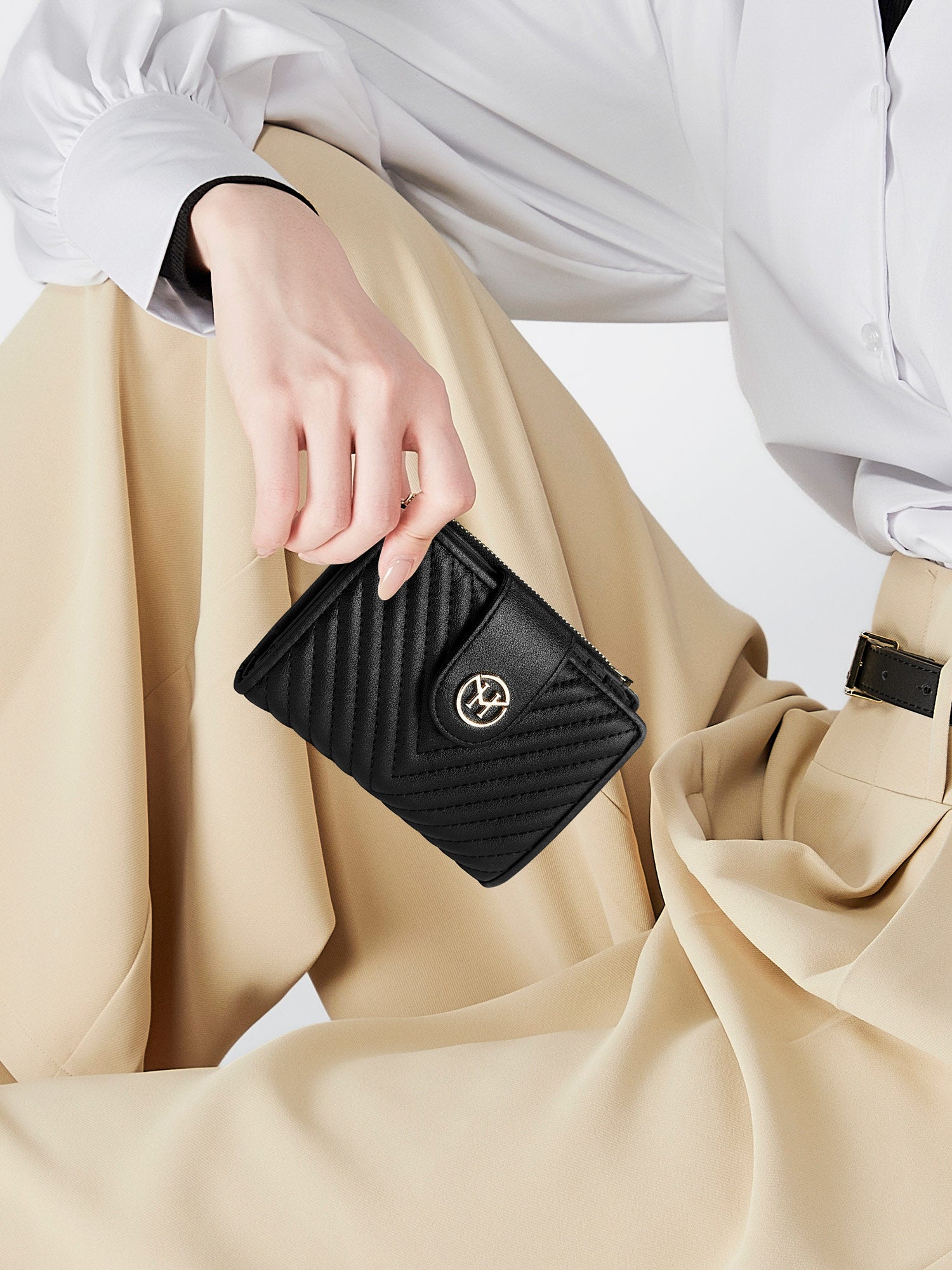 Victoria Hyde Rosi black genuine leather wallet, multifunctional design with 19 card slots, side bill compartment, and zippered coin pocket.
