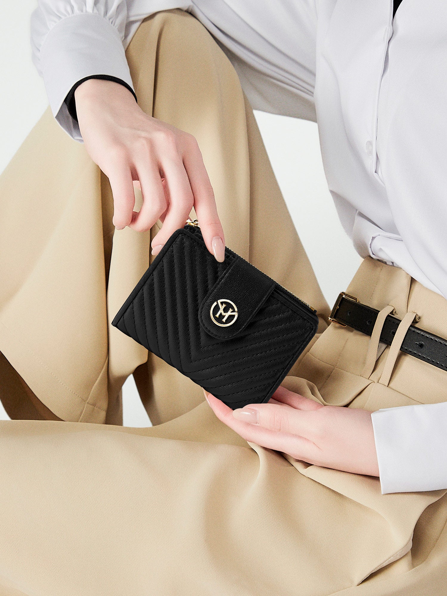 Victoria Hyde Rosi black genuine leather wallet, multifunctional design with 19 card slots, side bill compartment, and zippered coin pocket.
