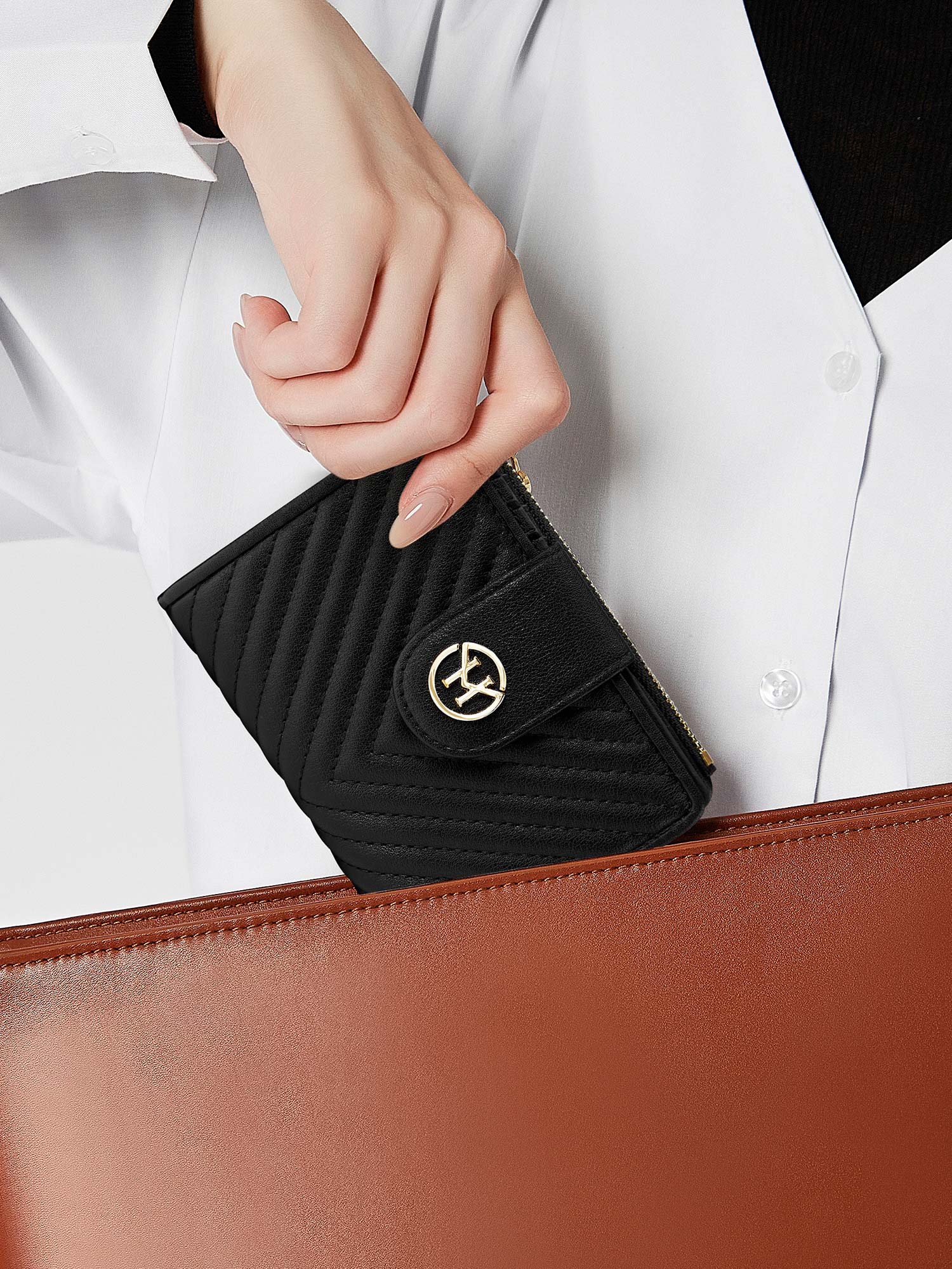 Victoria Hyde Rosi black genuine leather wallet, multifunctional design with 19 card slots, side bill compartment, and zippered coin pocket.