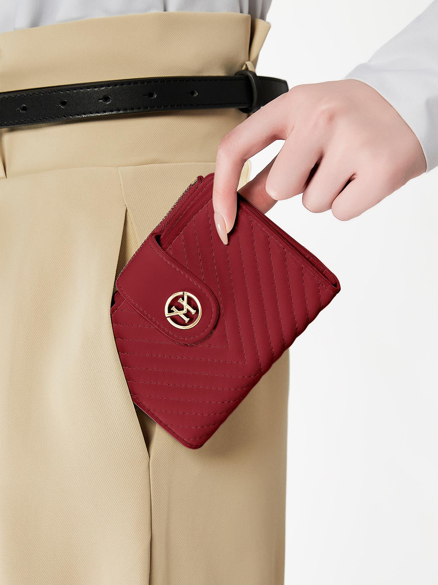Victoria Hyde "Rosi" genuine leather wallet in cherry red. Multifunctional with 19+4 card slots, bill compartment, zippered coin pocket. Compact size: 12.4x9x2.5 cm.