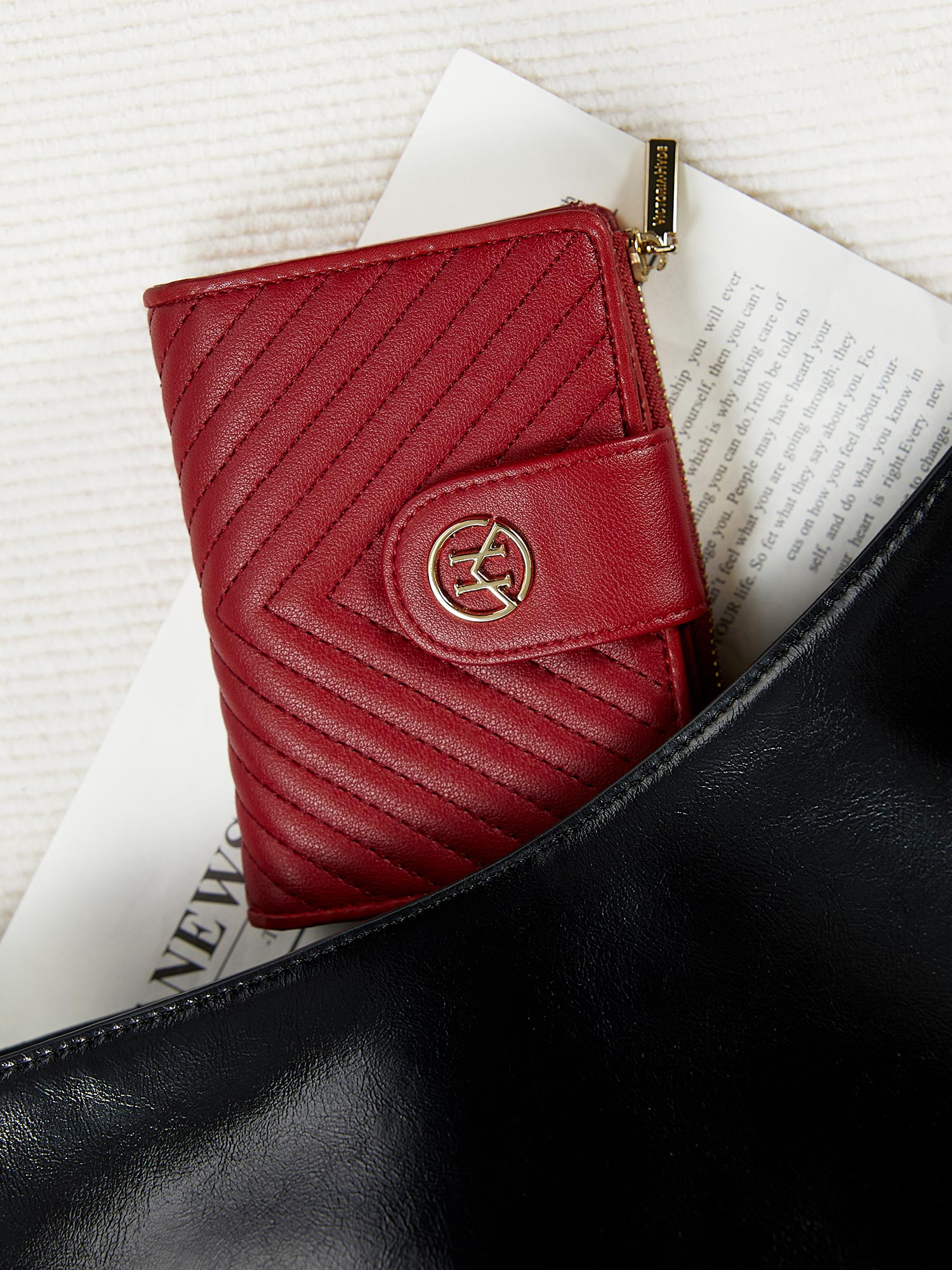 Victoria Hyde "Rosi" genuine leather wallet in cherry red. Multifunctional with 19+4 card slots, bill compartment, zippered coin pocket. Compact size: 12.4x9x2.5 cm.