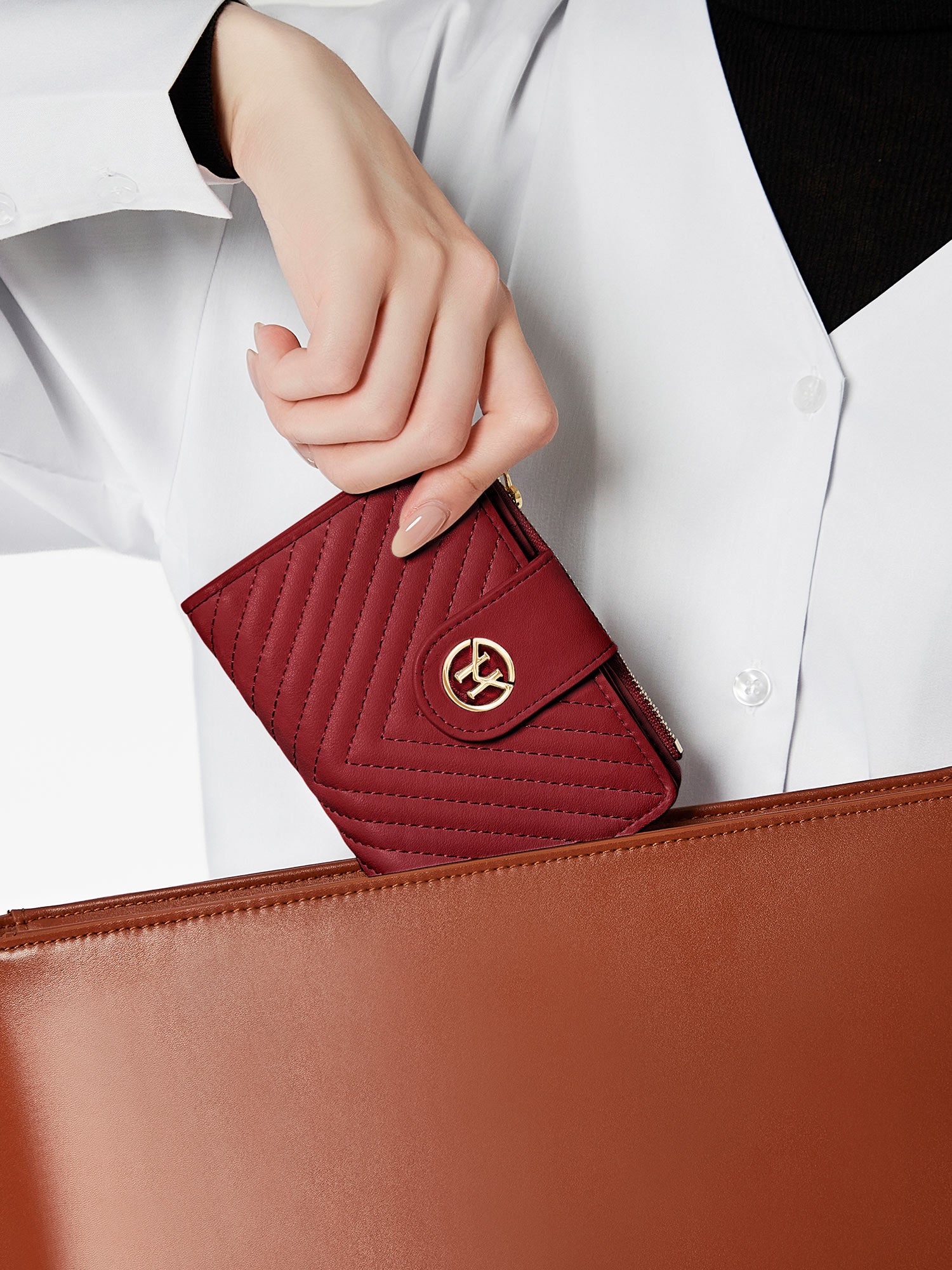 Victoria Hyde "Rosi" genuine leather wallet in cherry red. Multifunctional with 19+4 card slots, bill compartment, zippered coin pocket. Compact size: 12.4x9x2.5 cm.