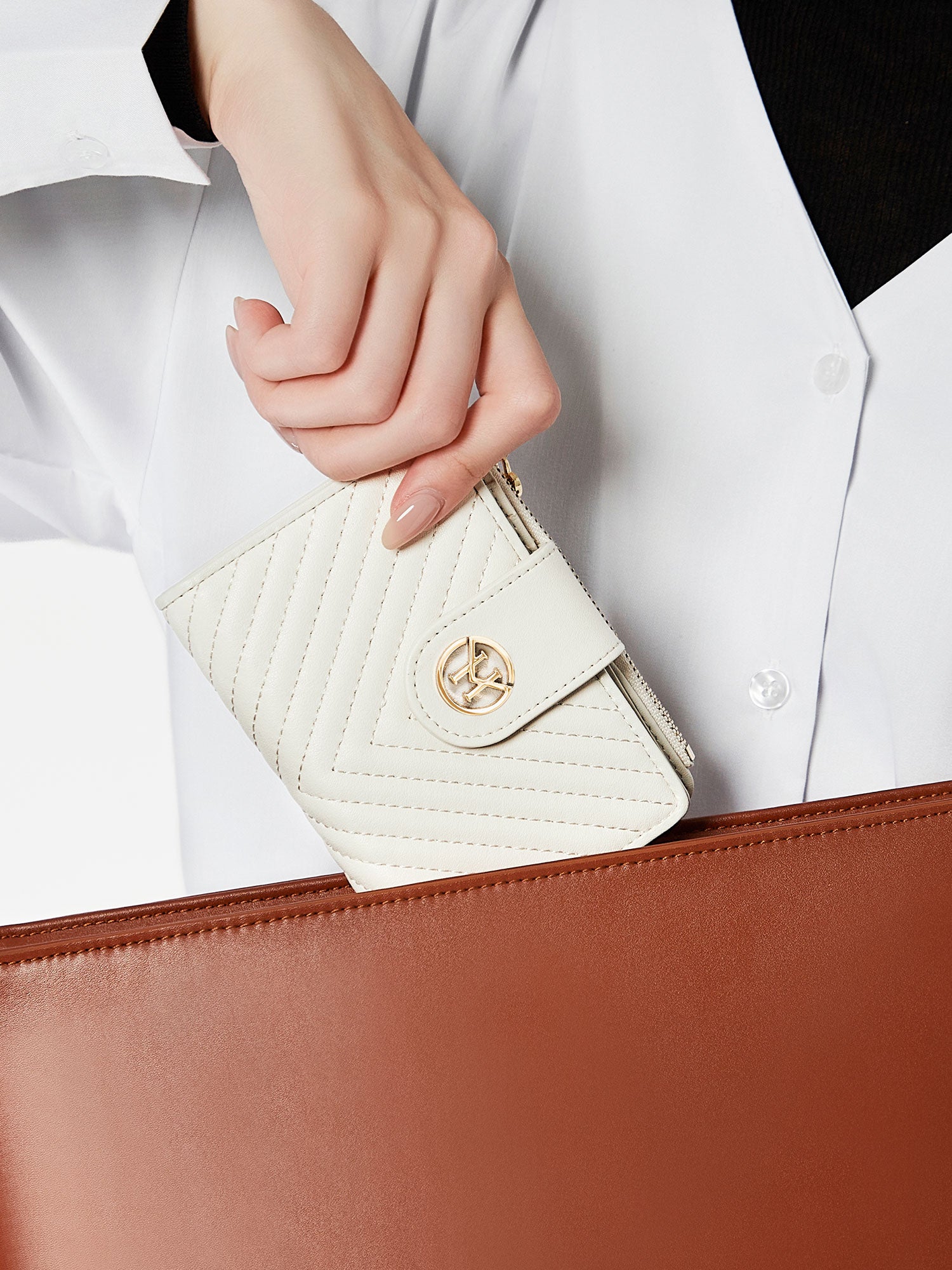 Victoria Hyde Rosi milk-white genuine leather wallet with 23 card slots, bill compartment, and zippered coin pocket. Multifunctional and elegant.