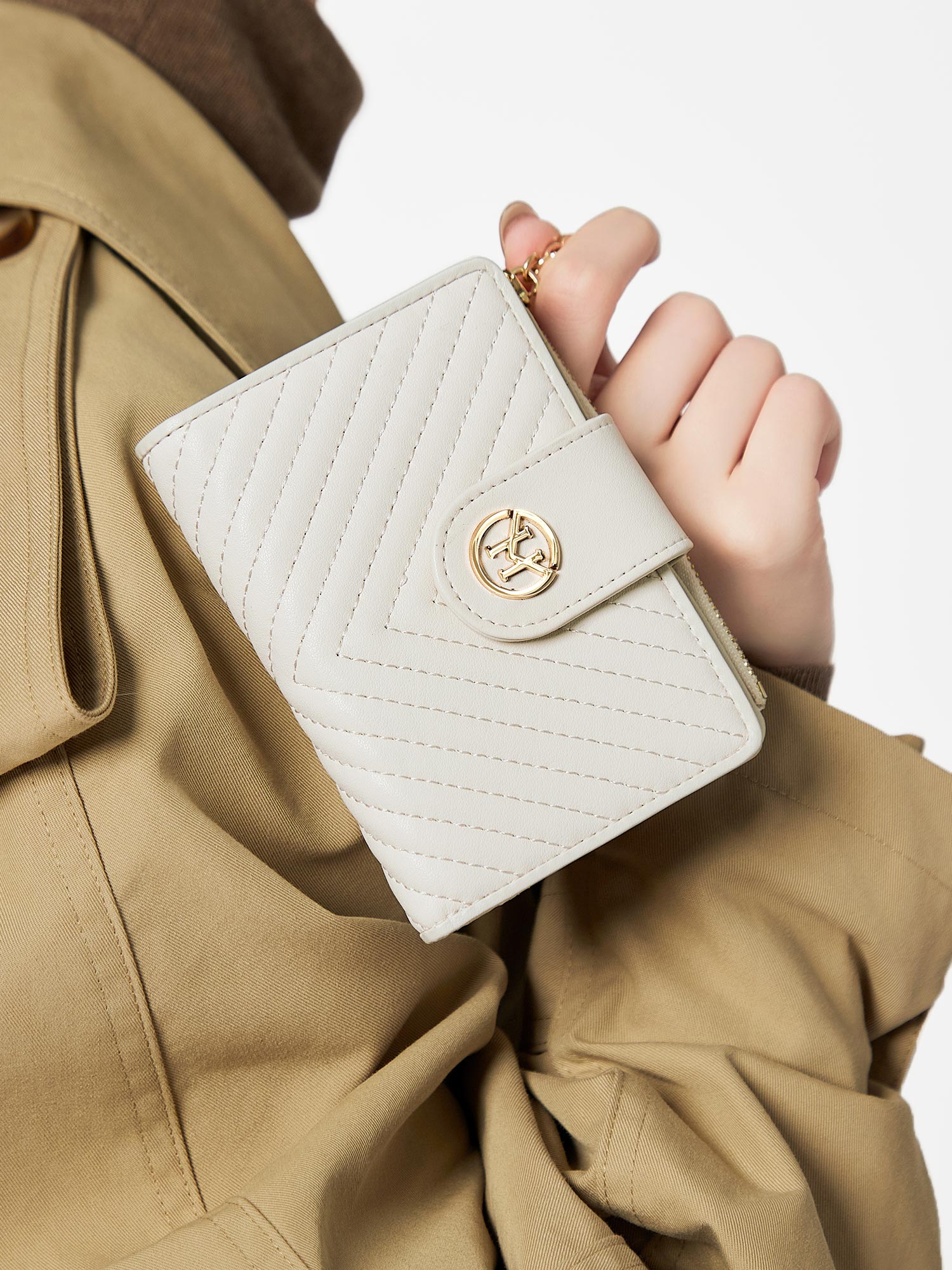 Victoria Hyde Rosi milk-white genuine leather wallet with 23 card slots, bill compartment, and zippered coin pocket. Multifunctional and elegant.