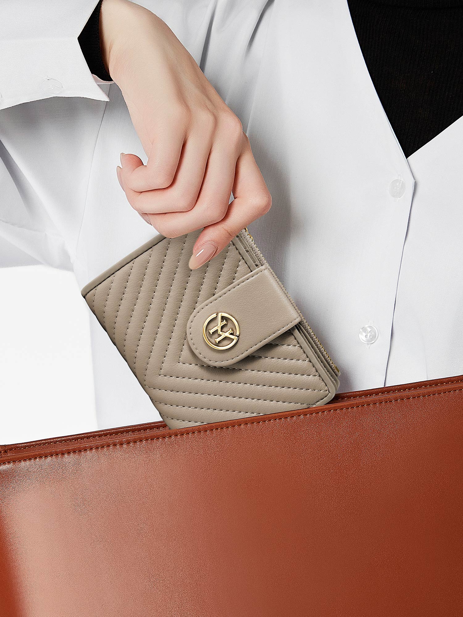 Victoria Hyde Rosi nude genuine leather wallet, multifunctional design with 19 card slots, bill compartment, and zippered coin pocket.