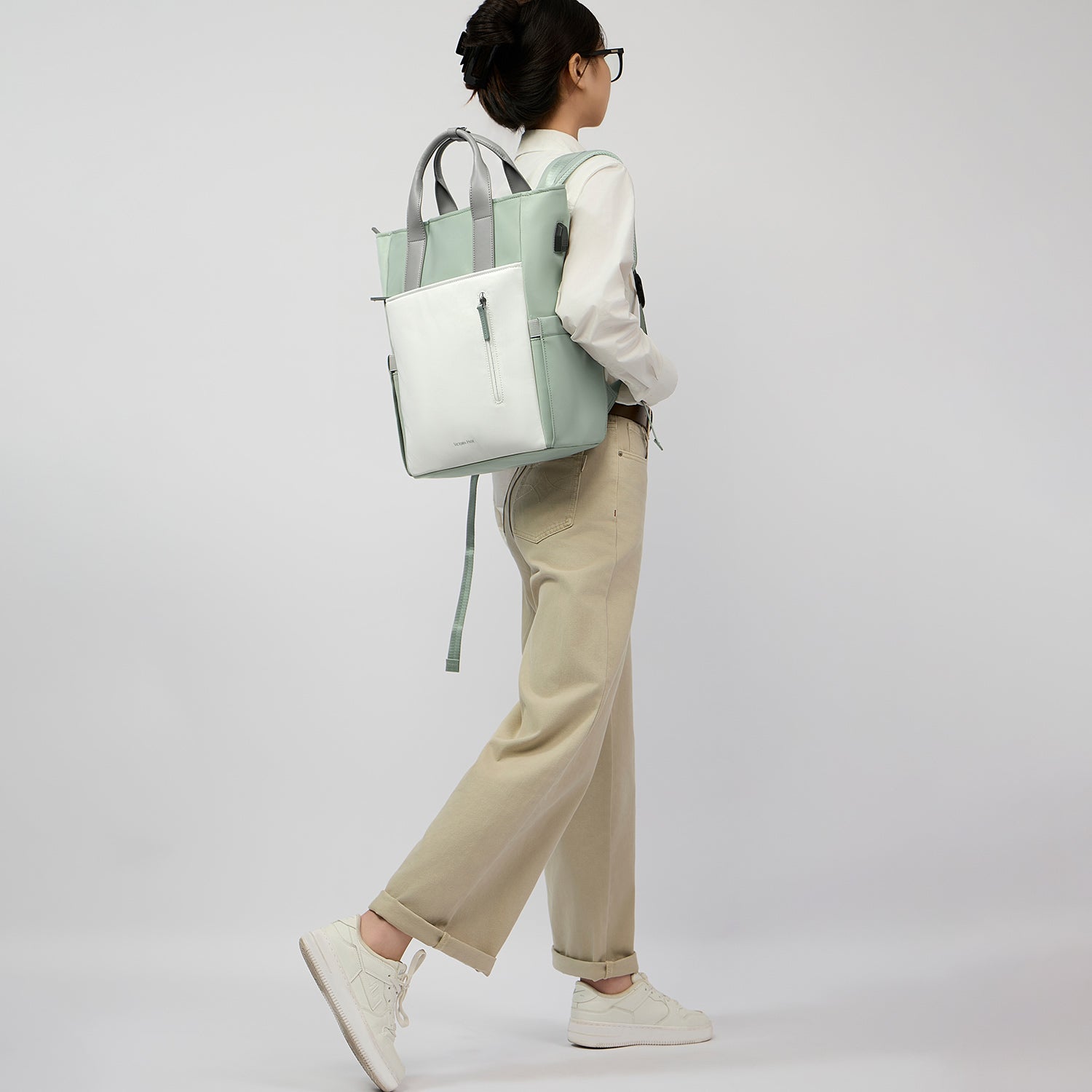 Victoria Hyde London Lake work backpack – laptop compartment (15”), USB port, polyester, Shandong silk lining, elegant commuter bag.