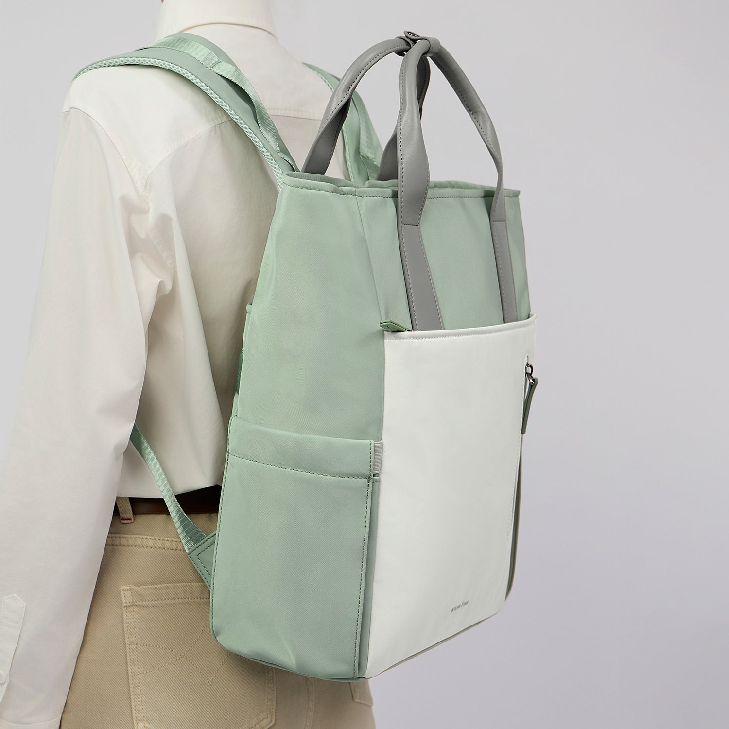 Victoria Hyde London Lake work backpack – laptop compartment (15”), USB port, polyester, Shandong silk lining, elegant commuter bag.