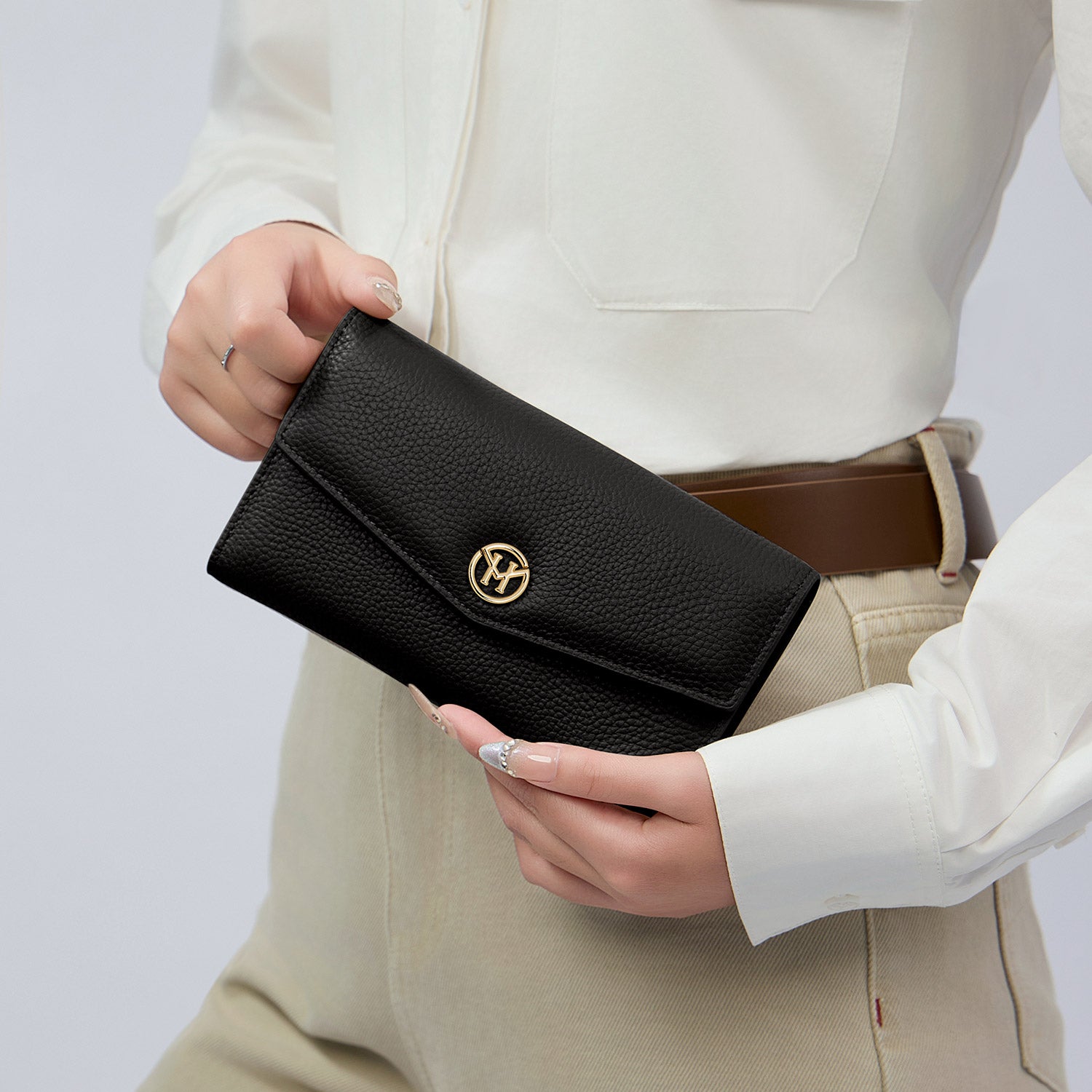 Victoria Hyde genuine leather multi-functional wallet – full-grain leather, removable inner case, 14 card slots, coin pocket, bill compartments, elegant British design.