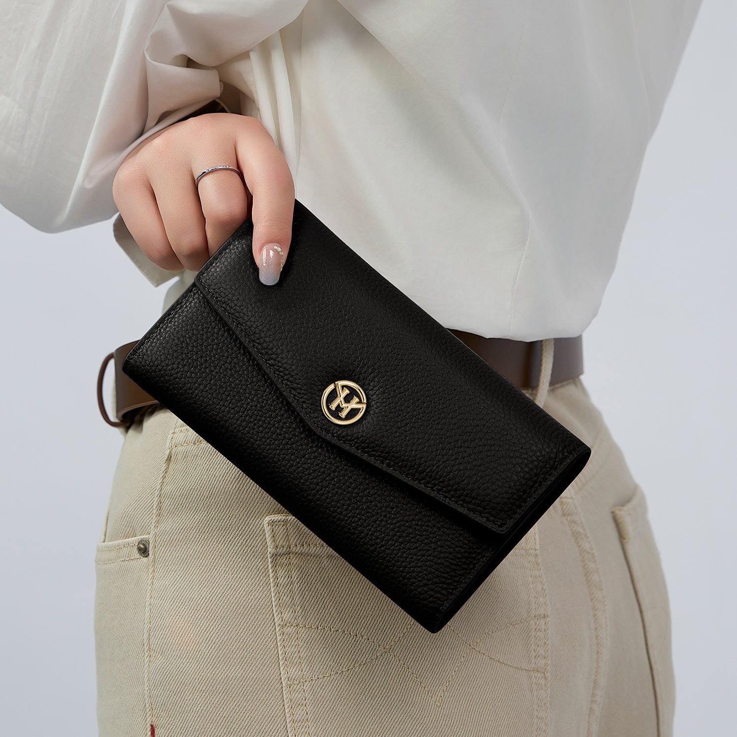Victoria Hyde genuine leather multi-functional wallet – full-grain leather, removable inner case, 14 card slots, coin pocket, bill compartments, elegant British design.