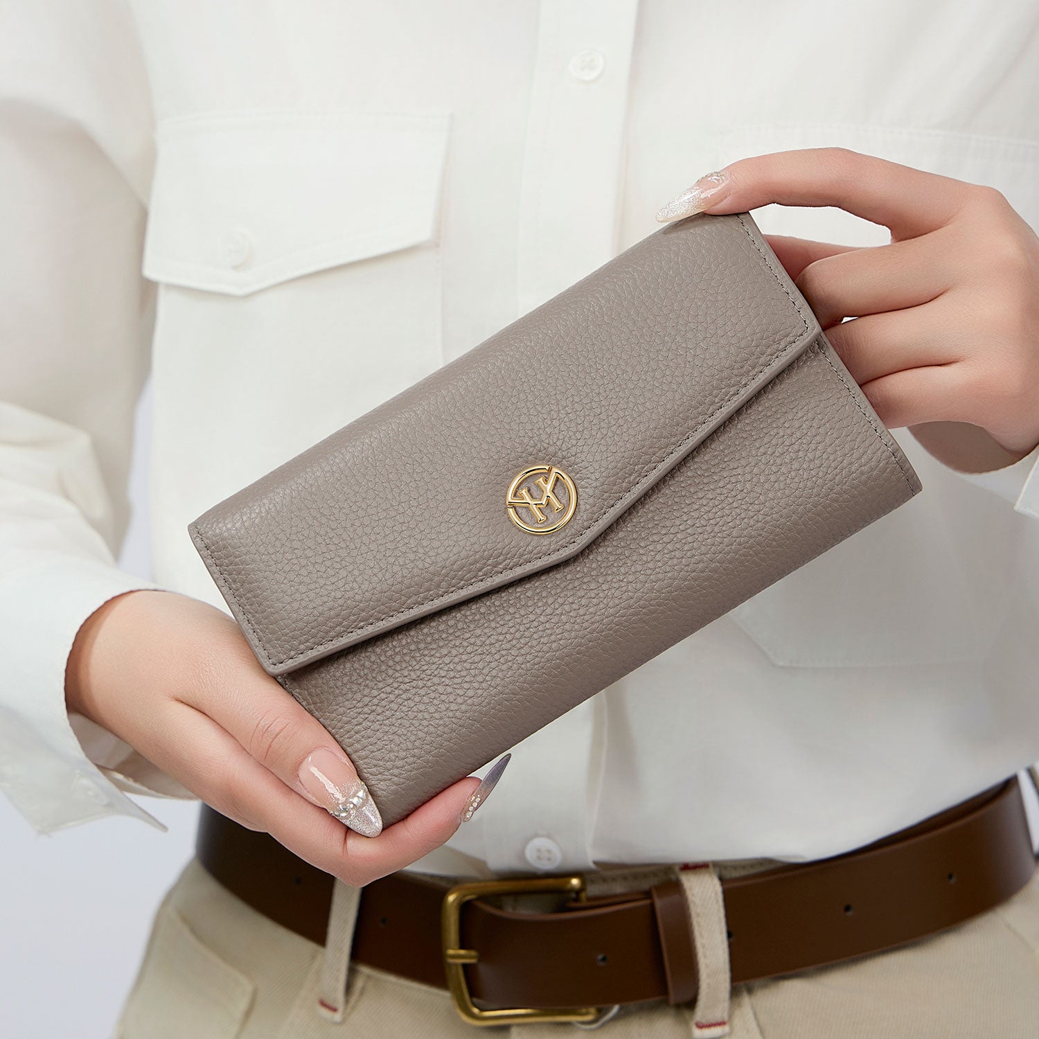 Victoria Hyde genuine leather multi-functional wallet – smooth full-grain leather, removable coin case, 14 card slots, bill compartments, elegant British design.