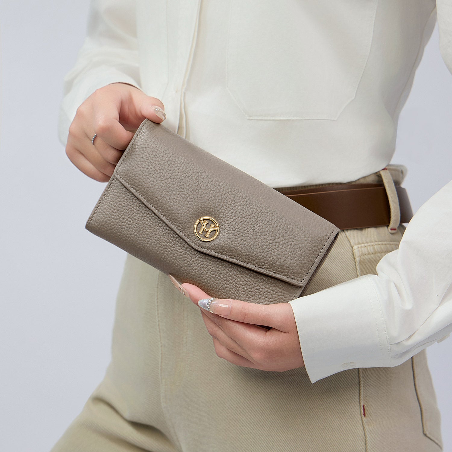 Victoria Hyde genuine leather multi-functional wallet – smooth full-grain leather, removable coin case, 14 card slots, bill compartments, elegant British design.