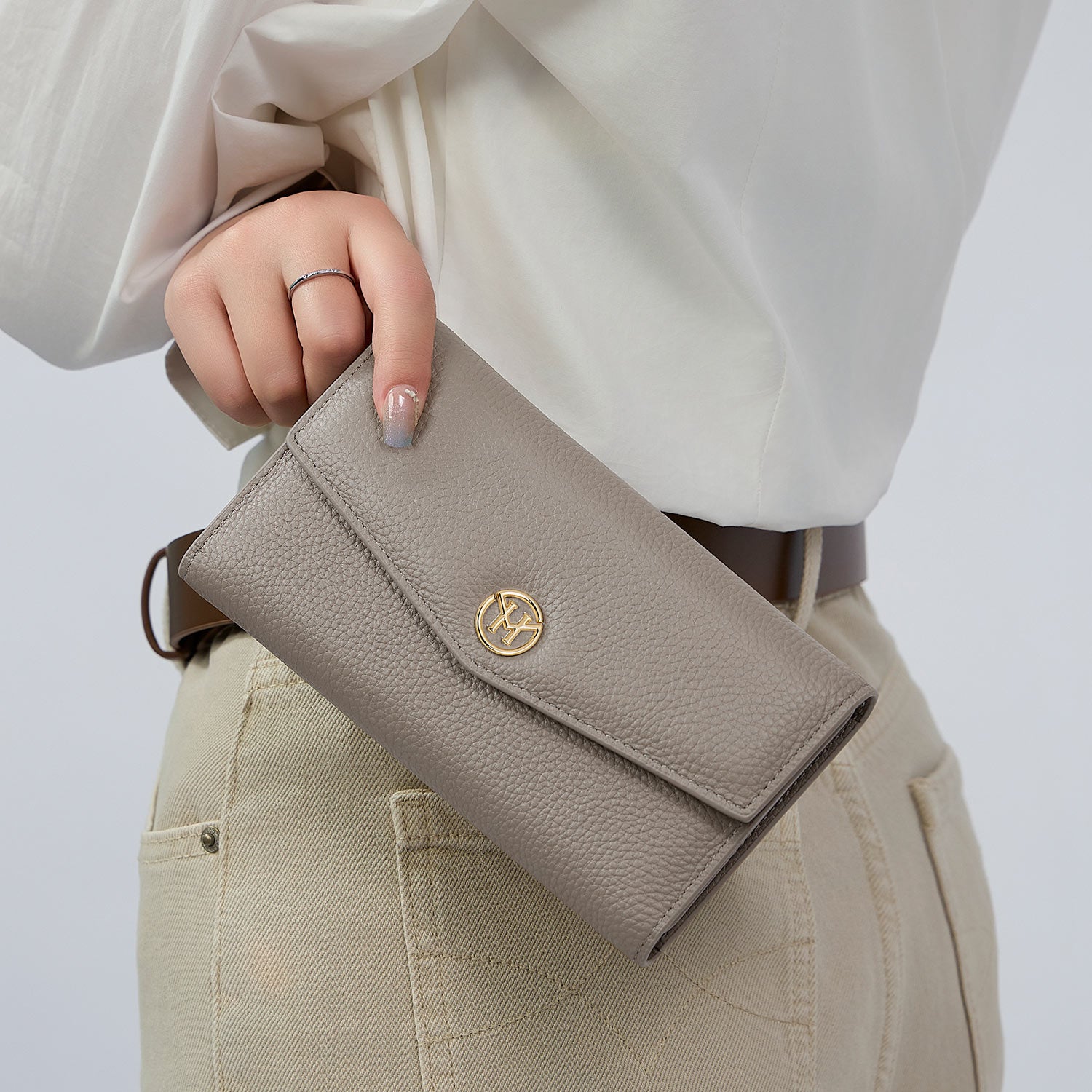 Victoria Hyde genuine leather multi-functional wallet – smooth full-grain leather, removable coin case, 14 card slots, bill compartments, elegant British design.