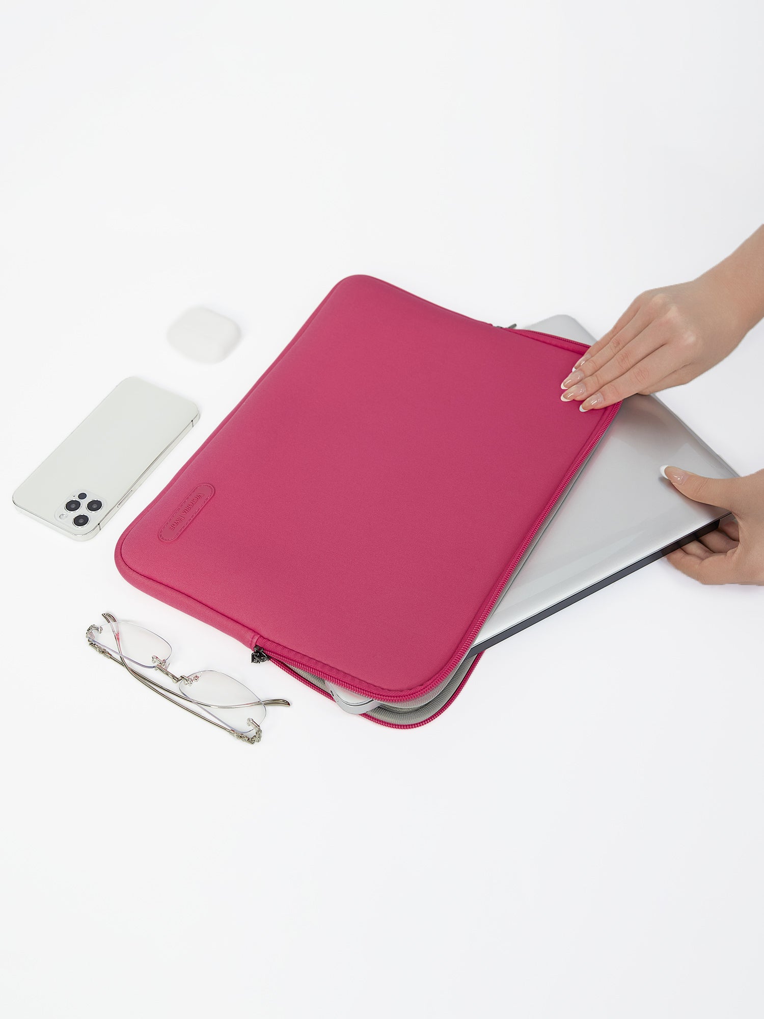 Victoria Hyde pink neoprene laptop sleeve for 13-inch laptops, 32.5x25x1.5cm, lightweight 0.2kg, zinc alloy hardware, protective and durable.