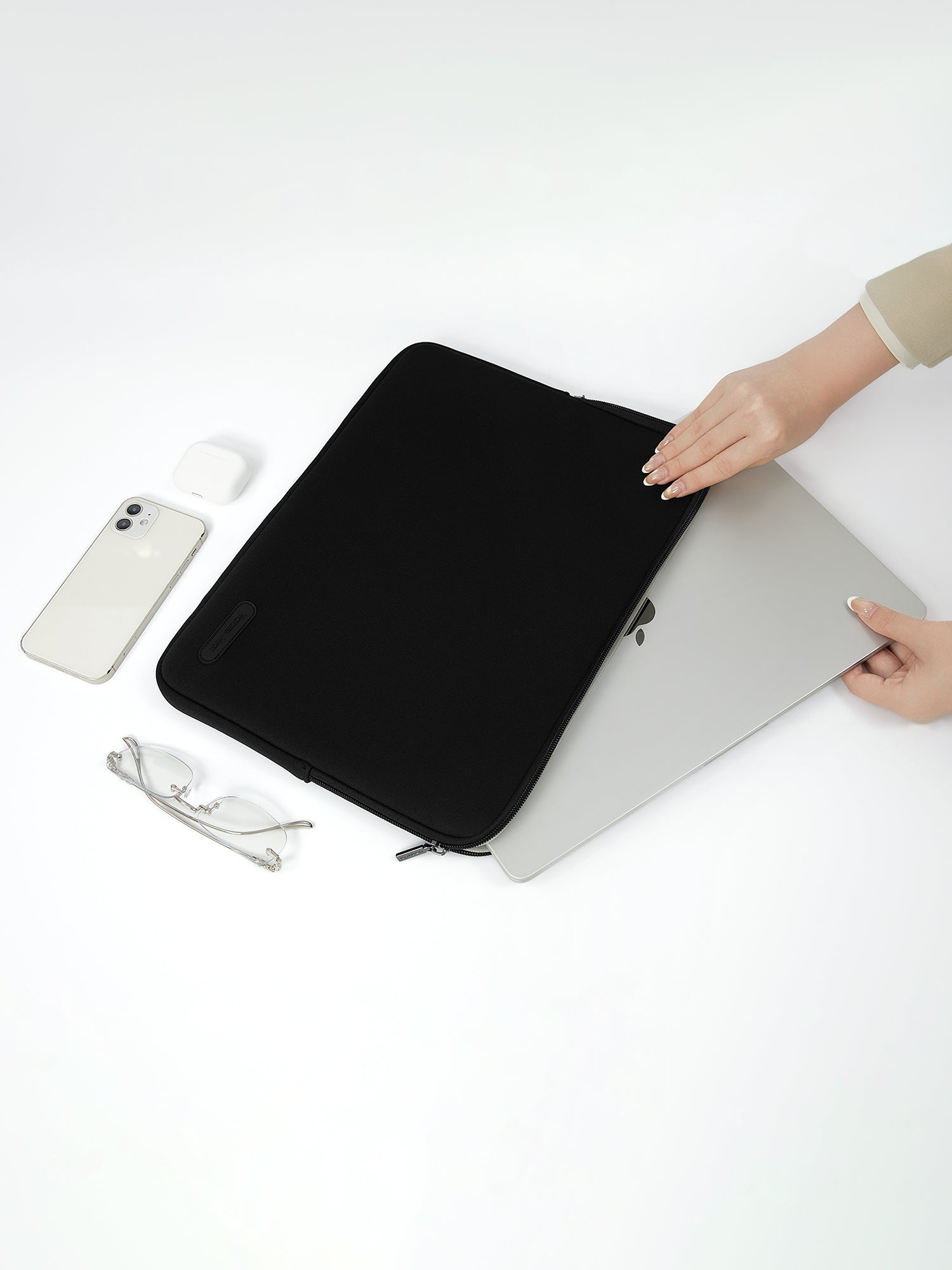 Victoria Hyde black neoprene laptop sleeve, 36x27x1.5cm, fits 15-inch laptop (34.04x23.76cm). Lightweight 0.25kg, durable polyester and zinc alloy hardware.