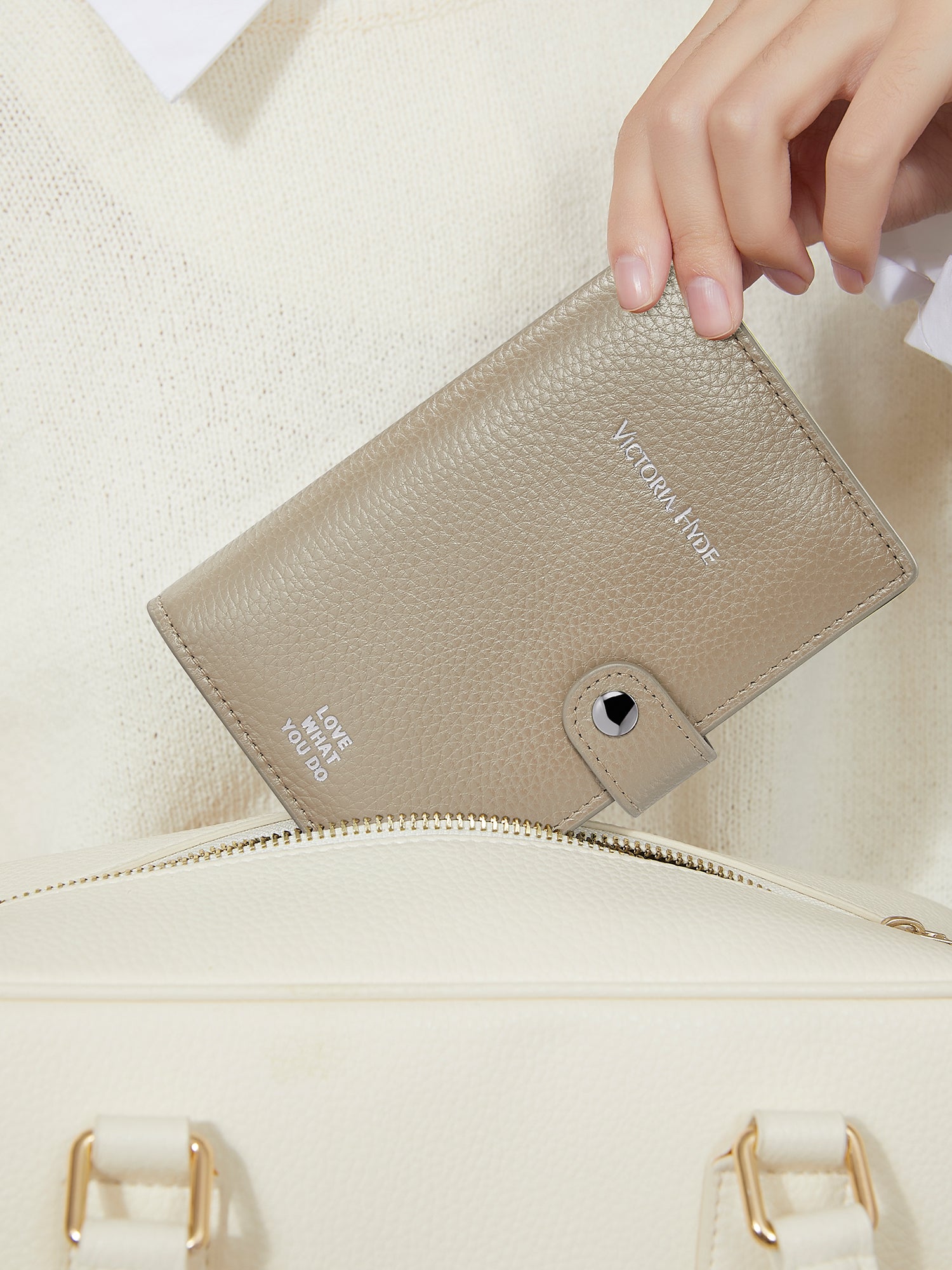 Victoria Hyde passport wallet in full-grain leather with brass buckle. Features boarding pass slot, 3 card slots, and microfiber lining. 14x9.5x1 cm.