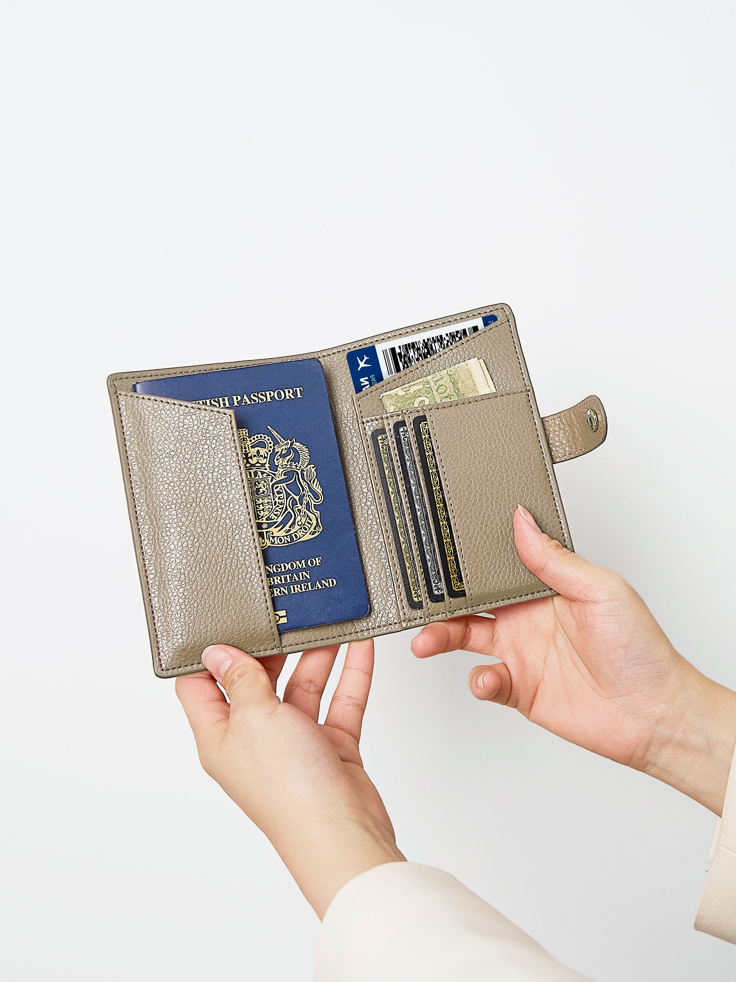 Victoria Hyde passport wallet in full-grain leather with brass buckle. Features boarding pass slot, 3 card slots, and microfiber lining. 14x9.5x1 cm.
