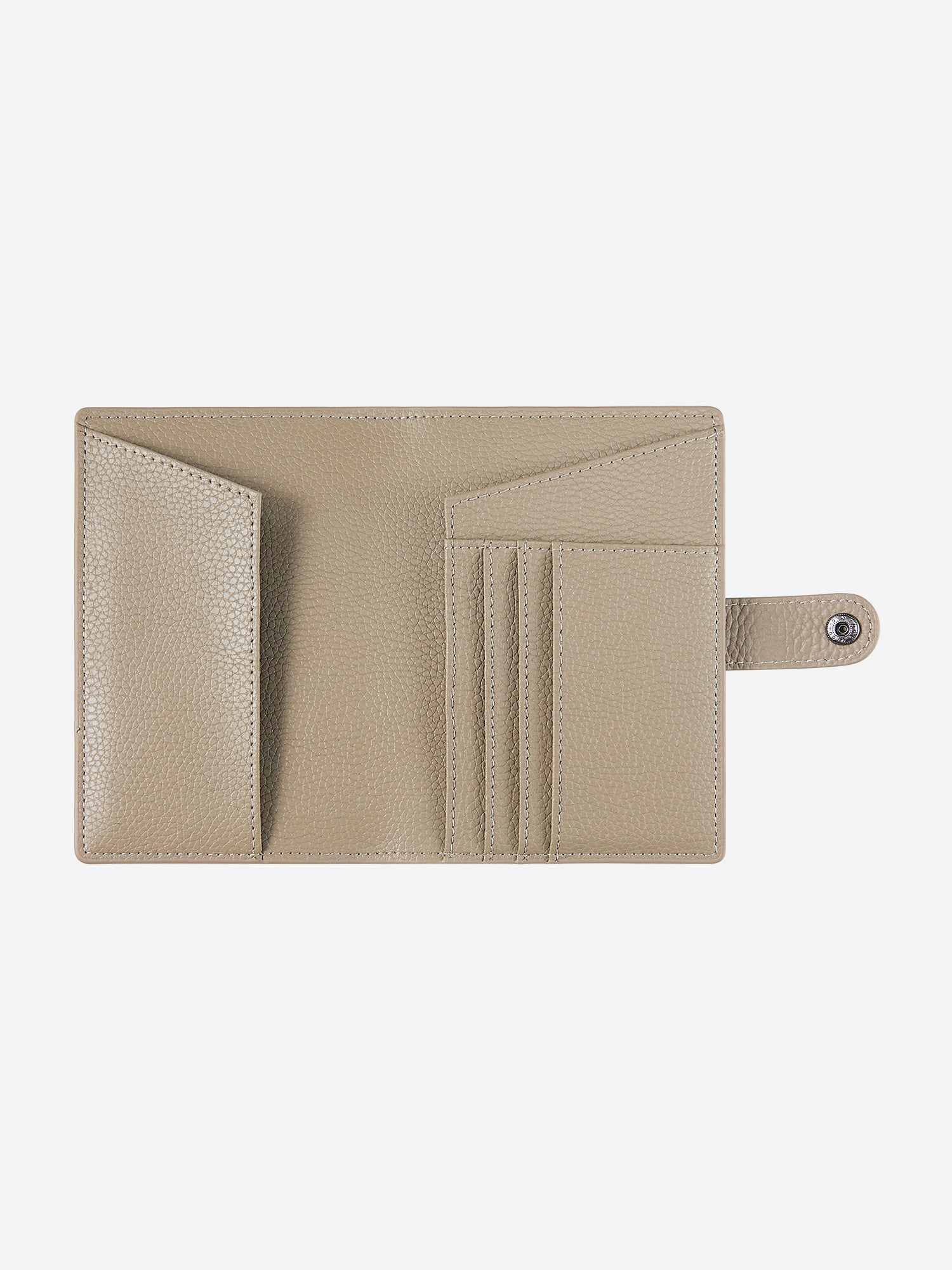 Victoria Hyde passport wallet in full-grain leather with brass buckle. Features boarding pass slot, 3 card slots, and microfiber lining. 14x9.5x1 cm.