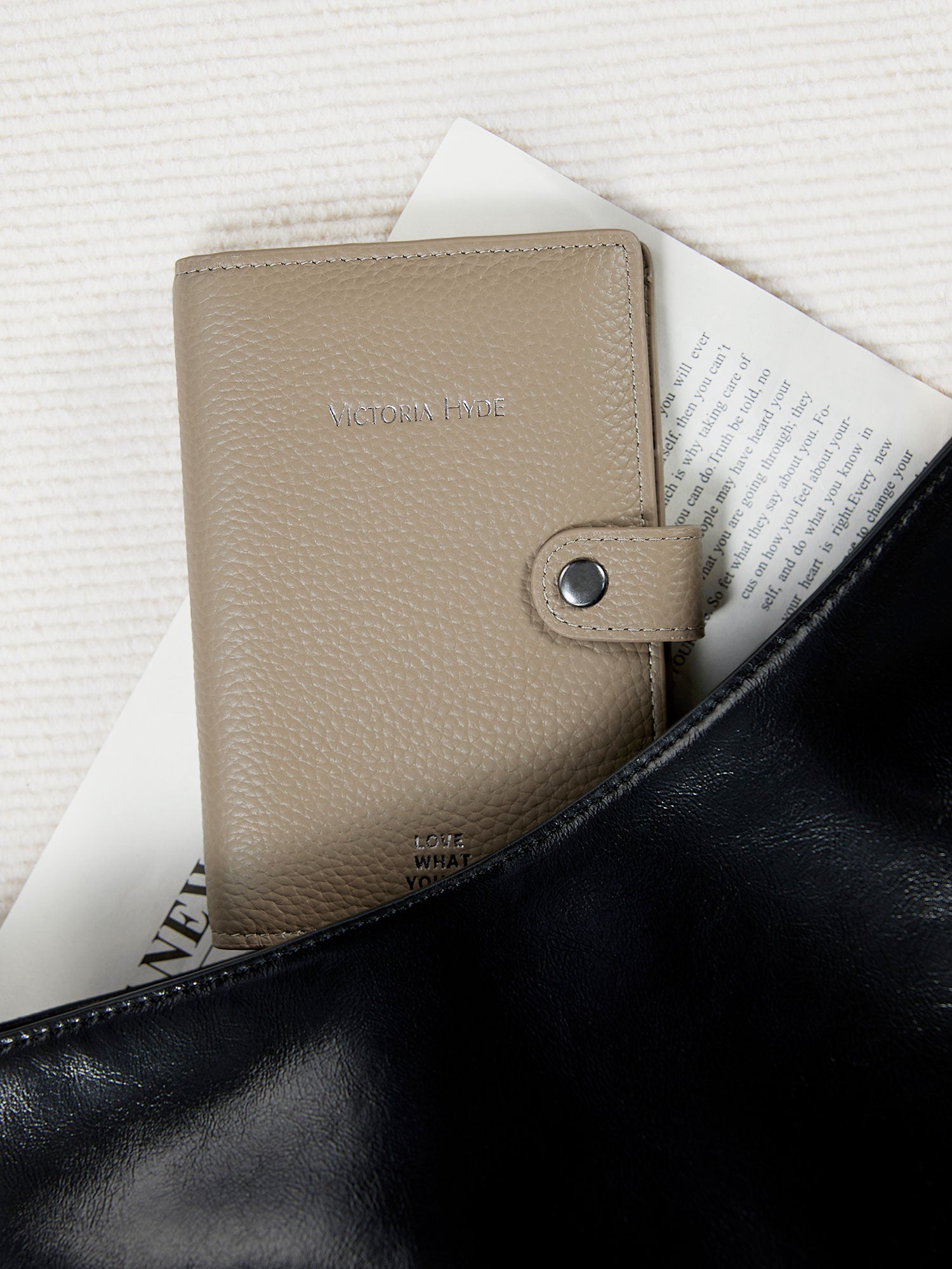 Victoria Hyde passport wallet in full-grain leather with brass buckle. Features boarding pass slot, 3 card slots, and microfiber lining. 14x9.5x1 cm.