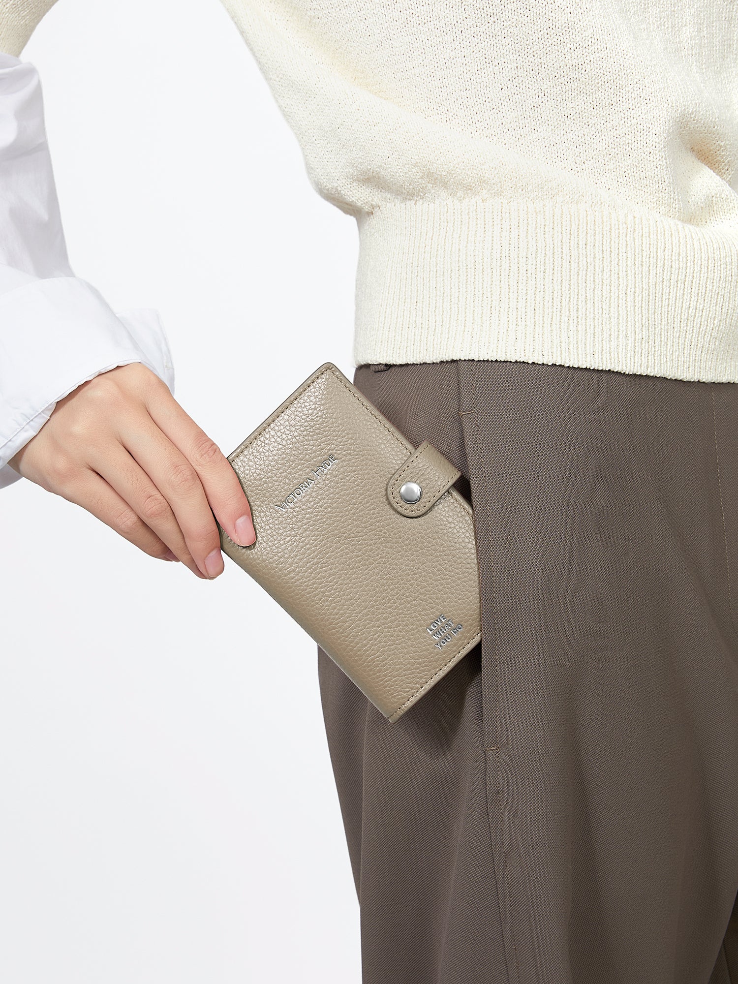 Victoria Hyde passport wallet in full-grain leather with brass buckle. Features boarding pass slot, 3 card slots, and microfiber lining. 14x9.5x1 cm.