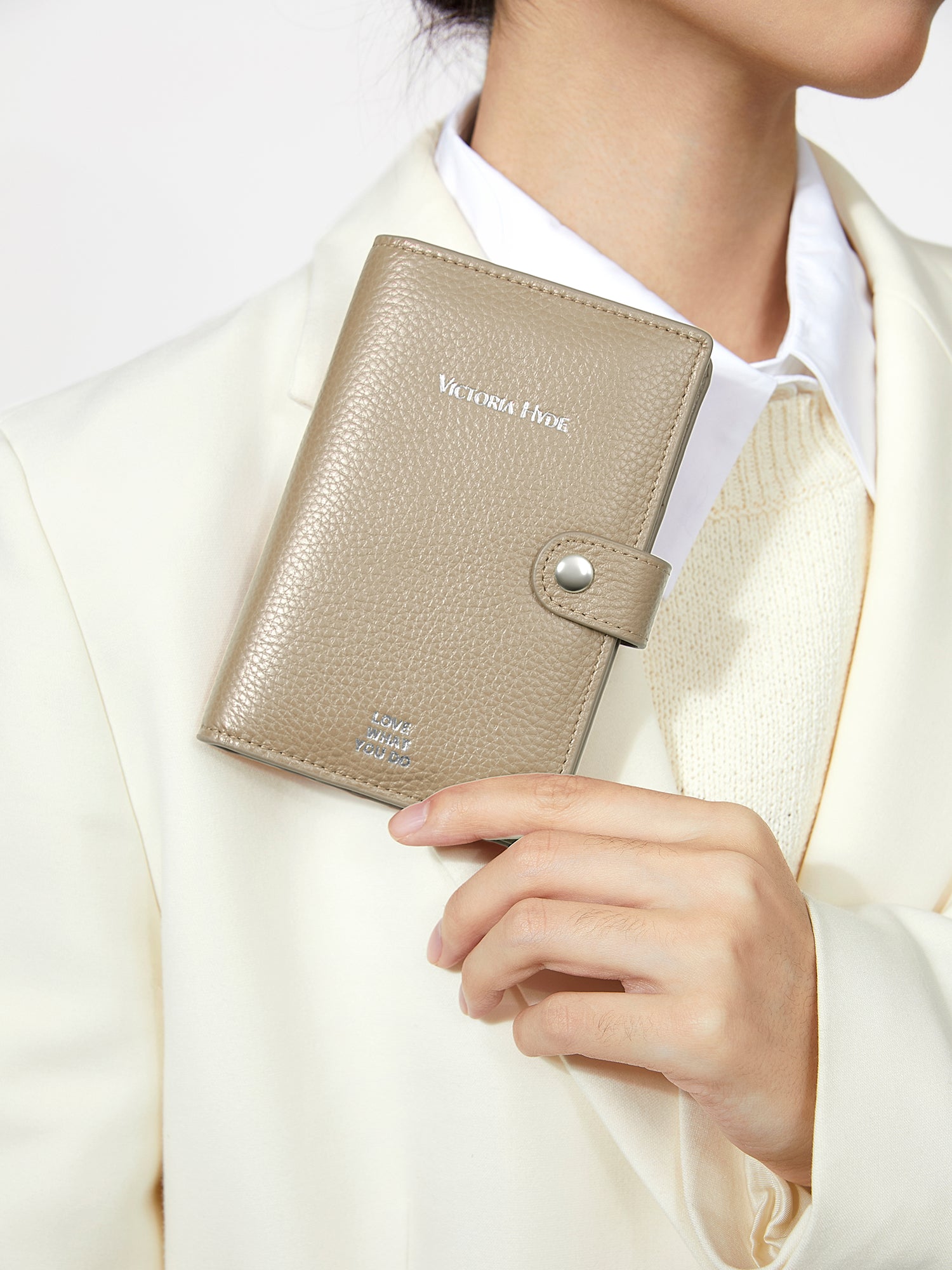 Victoria Hyde passport wallet in full-grain leather with brass buckle. Features boarding pass slot, 3 card slots, and microfiber lining. 14x9.5x1 cm.