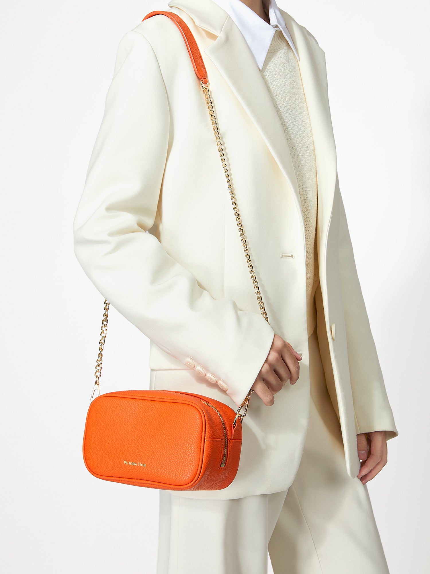 Victoria Hyde Antonia bag in light gold fittings. Microfiber with recycled lining, 18x10.5x9 cm, 0.3kg. Front pockets, card slot, slogan: Love what you do.