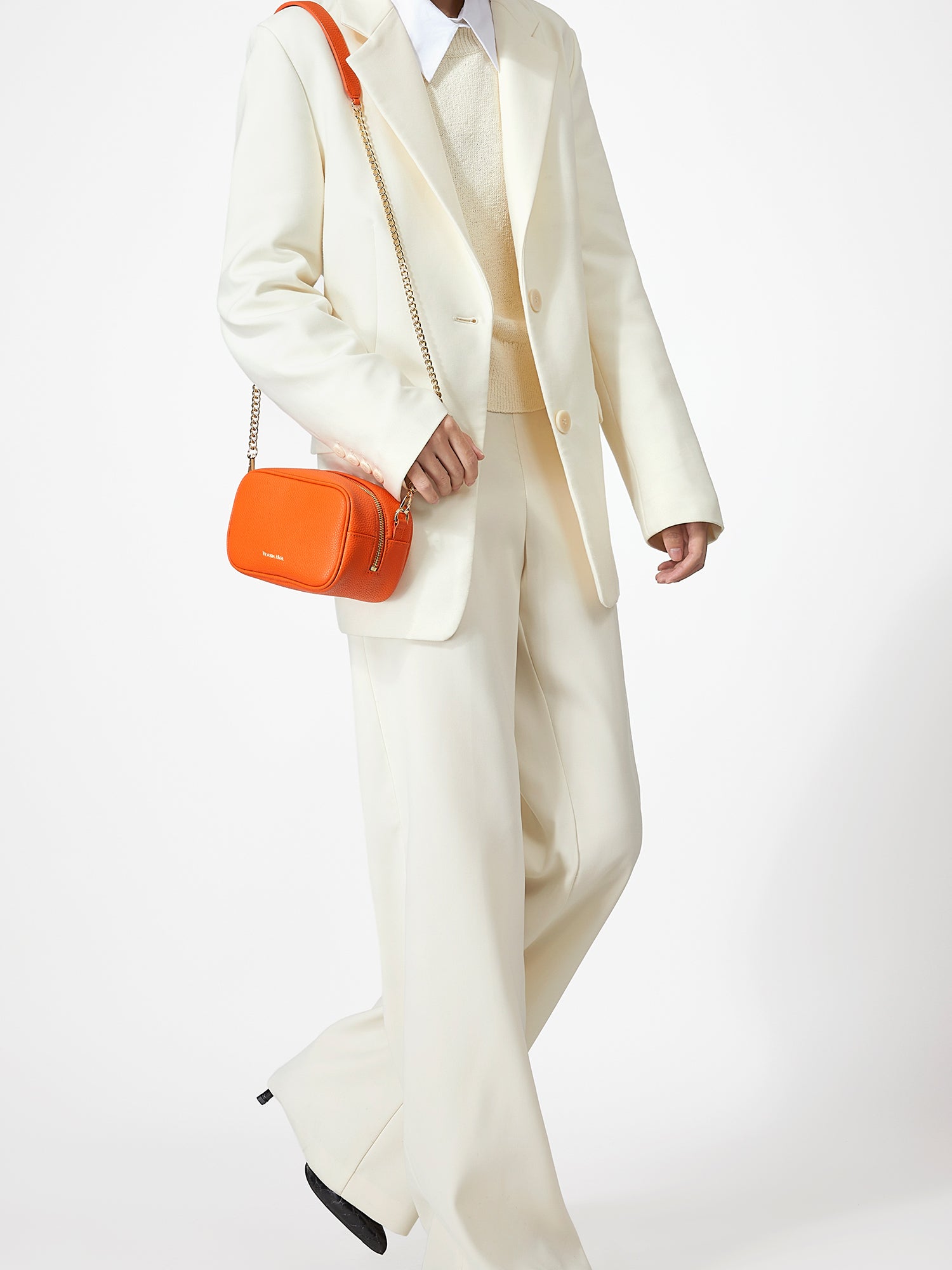 Victoria Hyde Antonia bag in light gold fittings. Microfiber with recycled lining, 18x10.5x9 cm, 0.3kg. Front pockets, card slot, slogan: Love what you do.