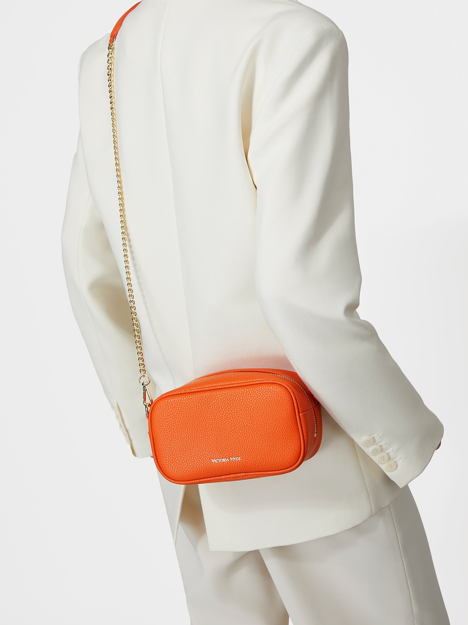 Victoria Hyde Antonia bag in light gold fittings. Microfiber with recycled lining, 18x10.5x9 cm, 0.3kg. Front pockets, card slot, slogan: Love what you do.