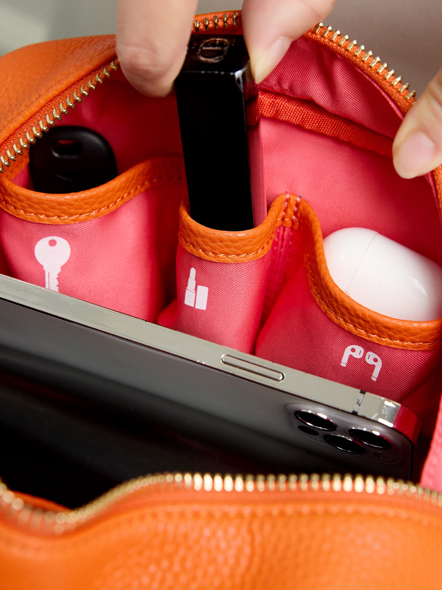 Victoria Hyde Antonia bag in light gold fittings. Microfiber with recycled lining, 18x10.5x9 cm, 0.3kg. Front pockets, card slot, slogan: Love what you do.