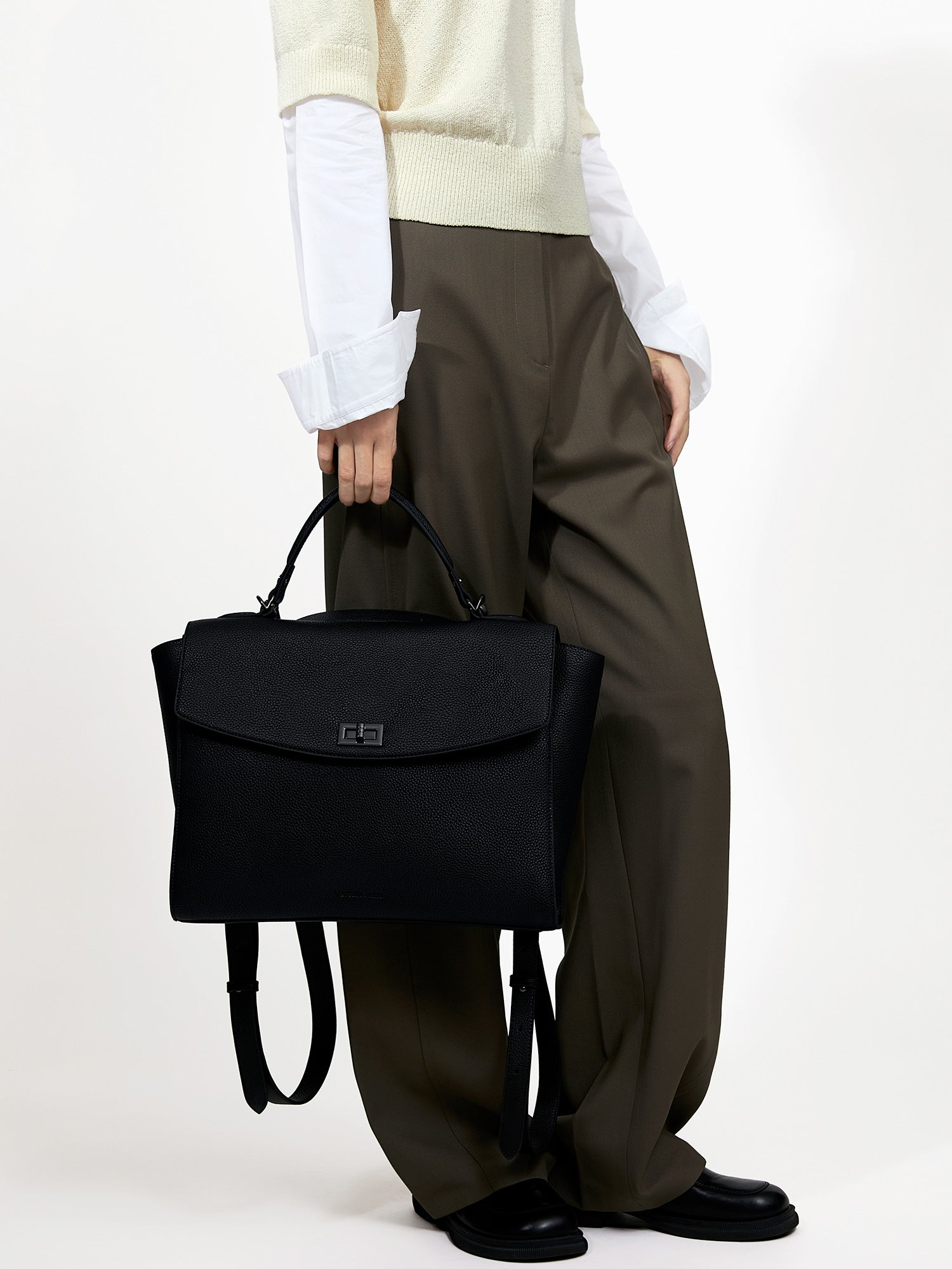 Victoria Hyde 2-in-1 convertible backpack – stylish microfibre leather handbag transforms to comfortable backpack. Removable straps, padded 13" laptop compartment, organised interior. Lightweight 880g.