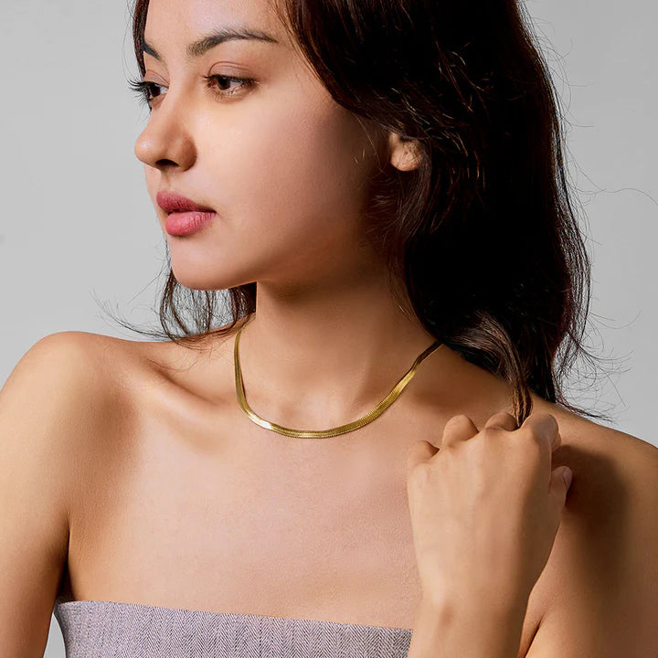 Victoria Hyde, Halskette, VH80091F, Lamia, Light Gold, Modelbild-2;Victoria Hyde Lamia light gold snake necklace – stainless steel, 400mm+50mm adjustable length, elegant and modern design for daily wear.