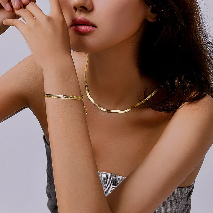 Victoria Hyde, Halskette, VH80091F, Lamia, Light Gold, Modelbild-4;Victoria Hyde Lamia light gold snake necklace – stainless steel, 400mm+50mm adjustable length, elegant and modern design for daily wear.