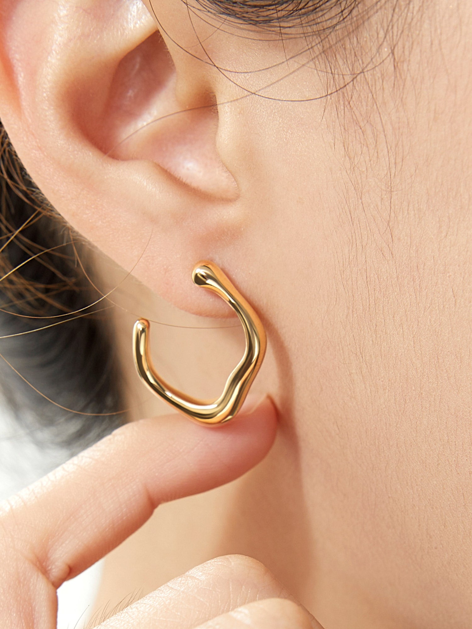 Ursula earrings in 1N14 light gold with 925 silver posts, sophisticated everyday jewelry designed for modern professional women