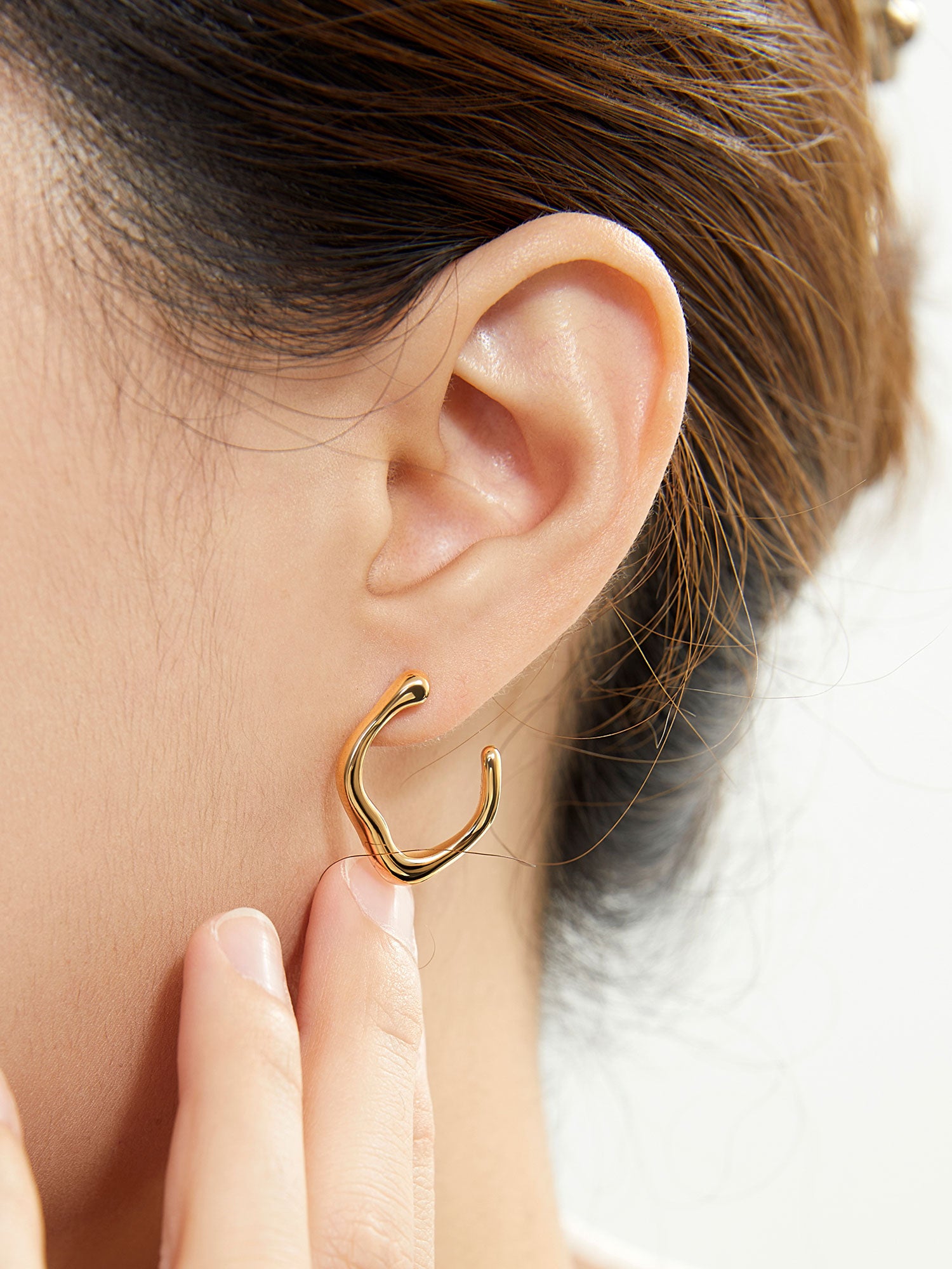 Ursula earrings in 1N14 light gold with 925 silver posts, sophisticated everyday jewelry designed for modern professional women