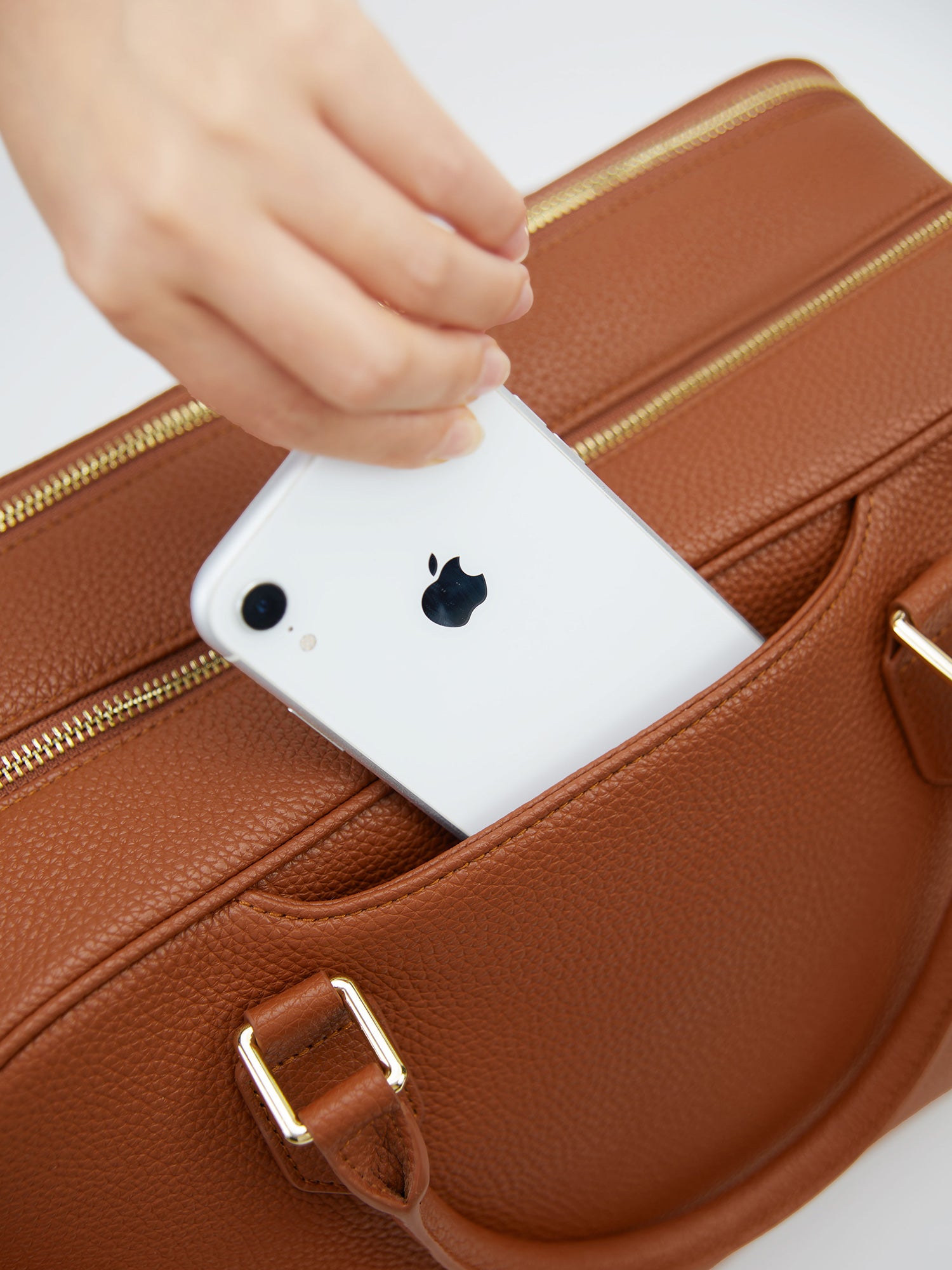 Victoria Hyde Amal-brown，laptop bag featuring a convenient front pocket for quick access to your smartphone, perfect for busy professionals on the go.