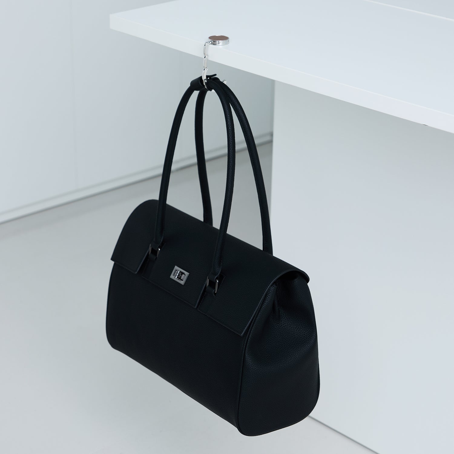 Victoria Hyde London Abigail anti-slip bag hook – compact microfiber, steel, and silicone design (43.5 mm, 32.9 g) for secure, scratch-free hanging on tables.