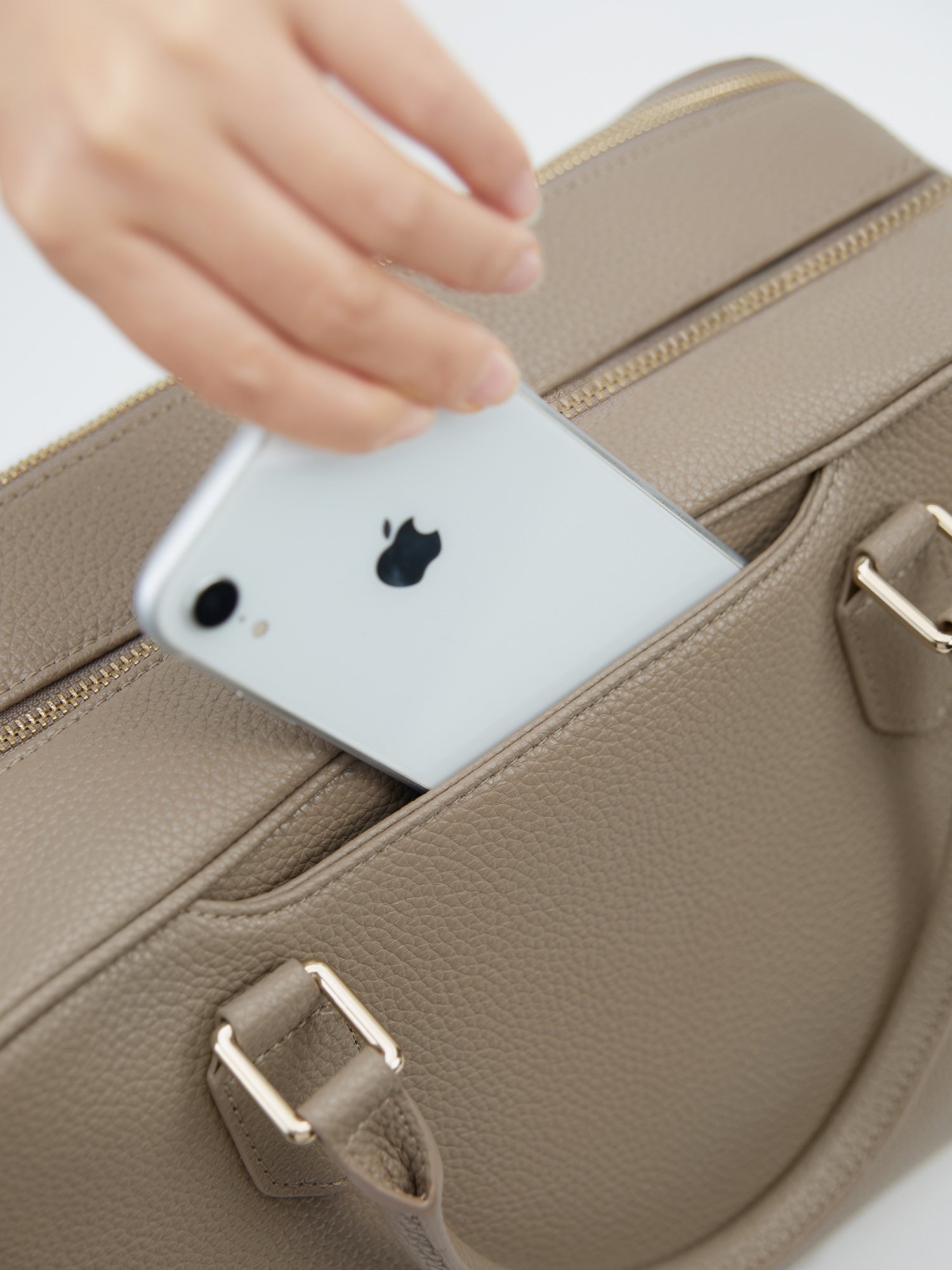 Victoria Hyde Amal laptop bag featuring a convenient front pocket for quick access to your smartphone, perfect for busy professionals on the go.