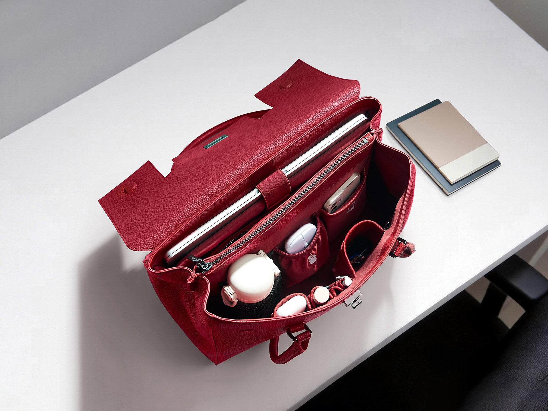 Rote Victoria Hyde Jolene Business Tasche mit smarter Innenaufteilung für Laptop, Wasserflasche und Büro-Zubehör.